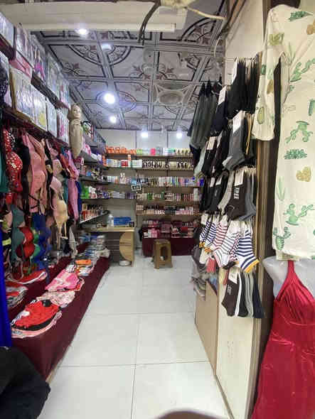 السلام عليكم محل كامل للبيع الغراض +الديكور أجار المحل ٣٠٠واذا تريد بس الغراض والديكور عادي عنوان المحل شارع النيل 
مقابل الإطفاء داخل الفرع خامس محل على أيدك اليسره 
السعر حسب الجرد بأسعار جملة بغداد 
‏***********
