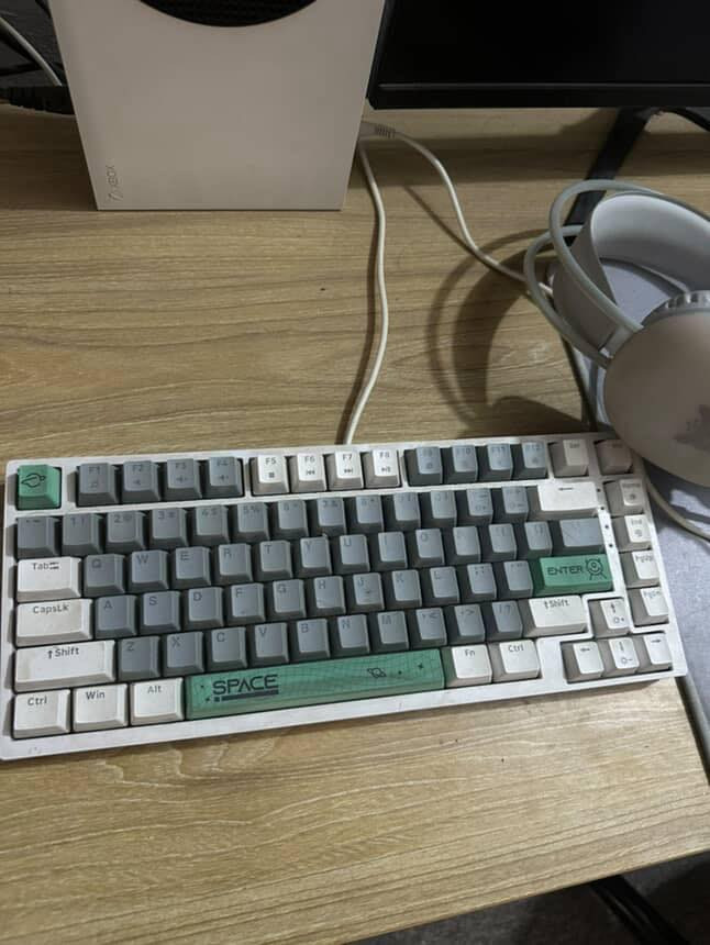 اكس بوكس سيريس اس جديد استخدام شهرين
سعر ٢٧٥ وبي مجال 

شاشة كيم اون ١٤٤ هيرتز سعر ١٥٠ 

يو بي اس ٥٠٠ واط سعر ٣٠ الف

ملحقات:- ماوس وكيبورد وسماعات ب٥٠ )شركات معروفة)

للاستفسار 
***********
