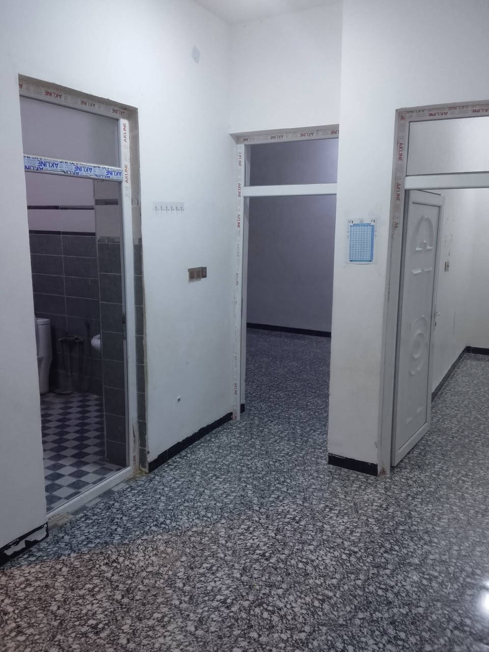 السلام عليكم شقة ارضية معزولة تمامأ كبيرة غرفتين وصالة كبيرة ومطبخ وحمامات عدد 2التاميم قادسية الثانية خلف ماركت المصطفى سعر ٣٠٠ الف للتواصل ***********
