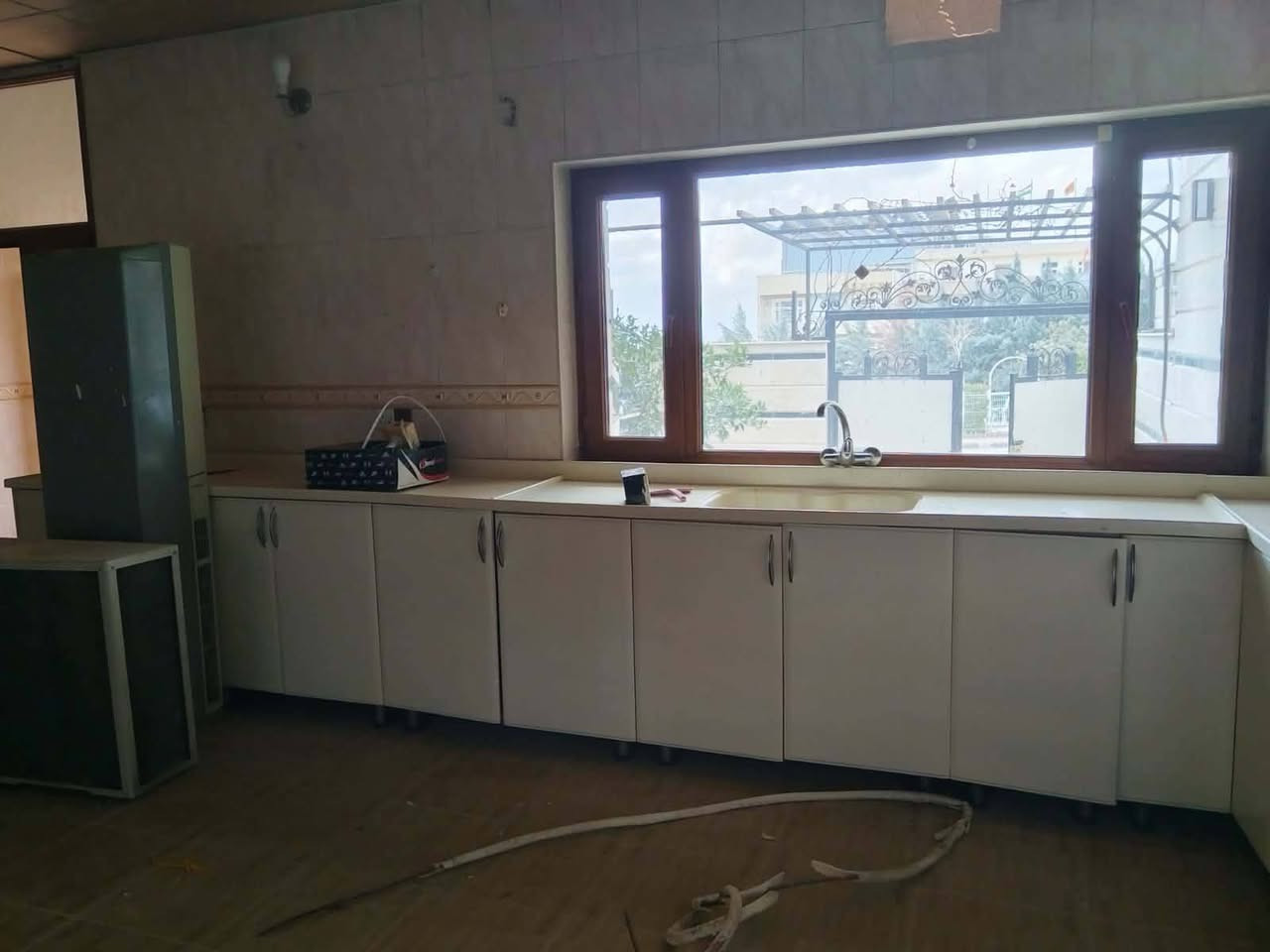 ،کەوەنتەری جوان بۆفرۆشتن بەشی سەرەوەی هەمووی سەرەوەی هەمووی بەردە بەس بۆیاخ کرەوەتەوە ڕەنگی کرێمی خۆی ڕەش بوو
سلێمانی کازیوە 5وەرەقەو معامەلە گەورەو تازەیە
***********

***********
