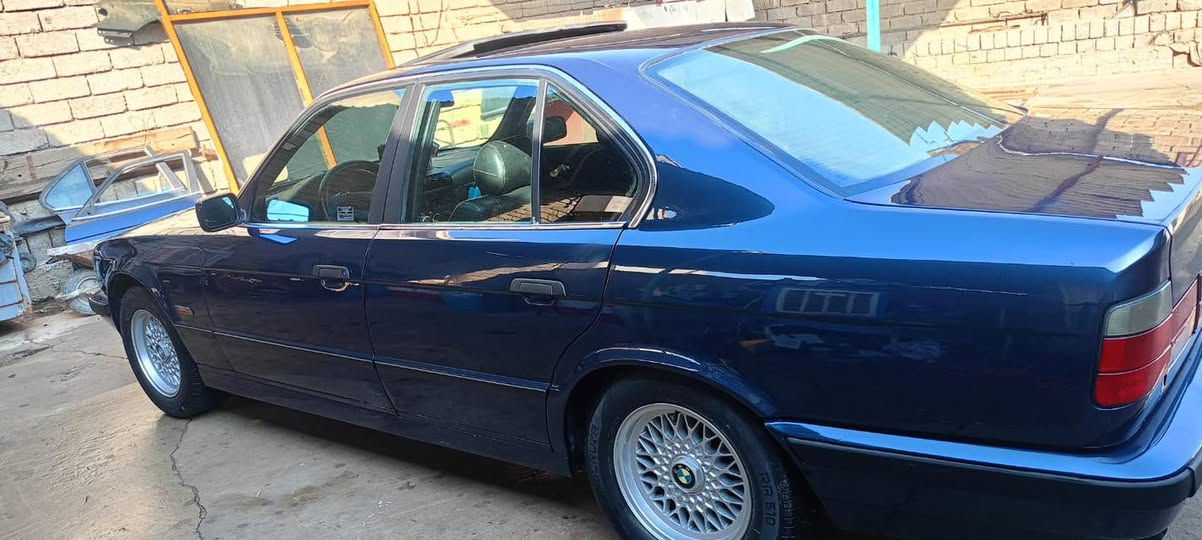 للبيع 
BMW525اصل 
موديل 1992
صبغ عام جماليه  
طخم امامي خلفي جديد
لايتات صلايب 
مري صقر 
وياله خليه صقر اصلي  
تايرات جدد 
رقم الماني شرط تحويل 
تبريد ❄️ 
تدفئة 🔥 
محرك كير شرط 
كير اتوماتيك 
سلايت كهرب 
كشنات جلد كارتير اصلي
جامات كهرباء 
دشبول ايربك 
دركه ايربك تحكمات 
زينول 
شاشه تاب 
شراي يخابرني 
مكلف بلنشر ***********

***********

