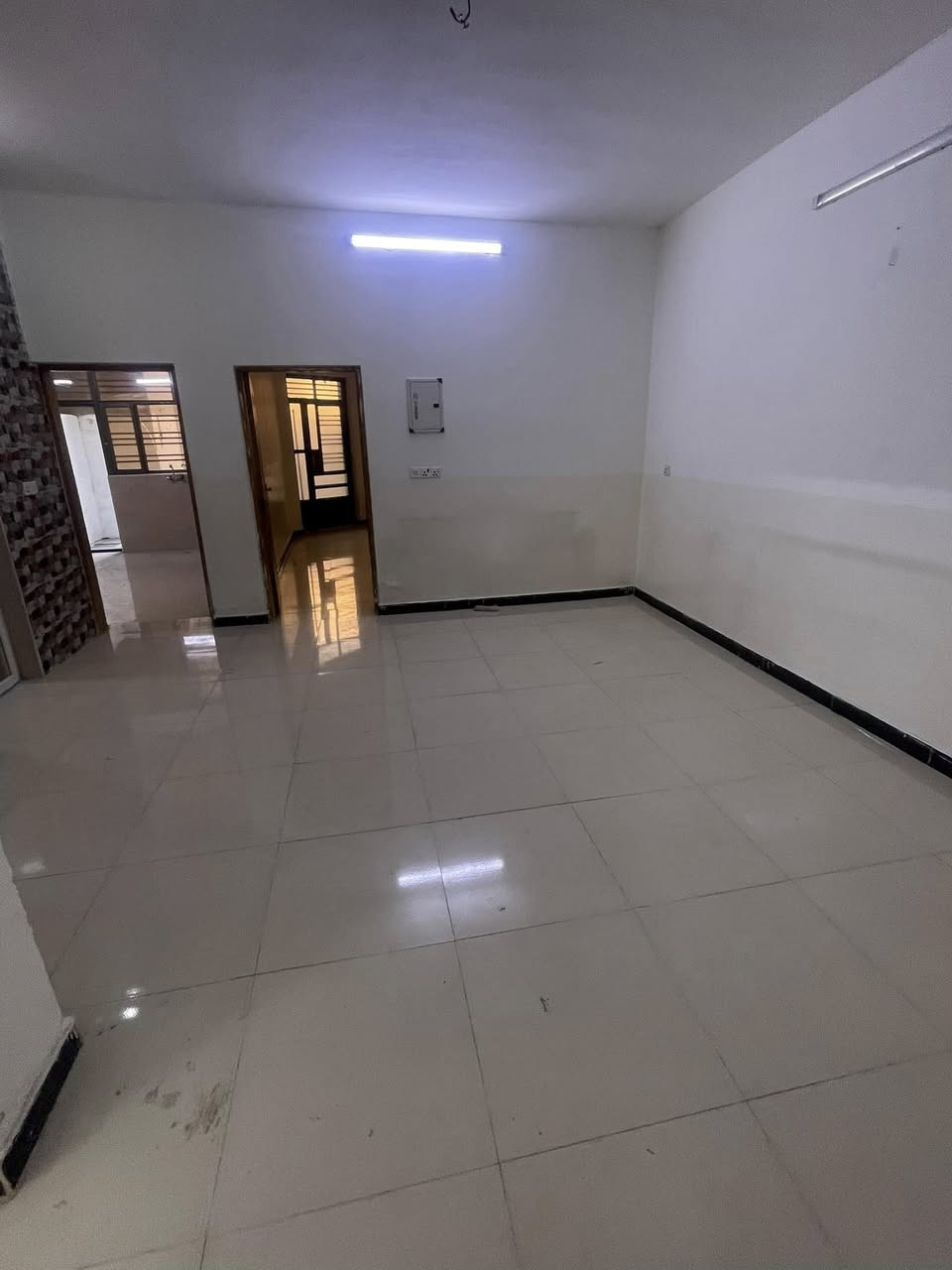 🏠 للإيجار في منطقة السيدية

📍 مشتمل أرضي نظيف جداً
📐 المساحة: 150 متر

يحتوي على:
✨ كراج سيارة
✨ غرفتين نوم
✨ صالة
✨ هول
✨ مطبخ
✨ خدمات صحية

📍 الموقع: السيدية – ضهر هبي هوم

💰 السعر: 750 ألف (قفل)

━━━━━━━━━━━━━━━

📞 للاستفسار والحجز:
***********
***********

📍 العنوان: السيدية – مقابل جامع شاكر عبود

🏘️ مكتب البيت الملكي للاستثمار العقاري
