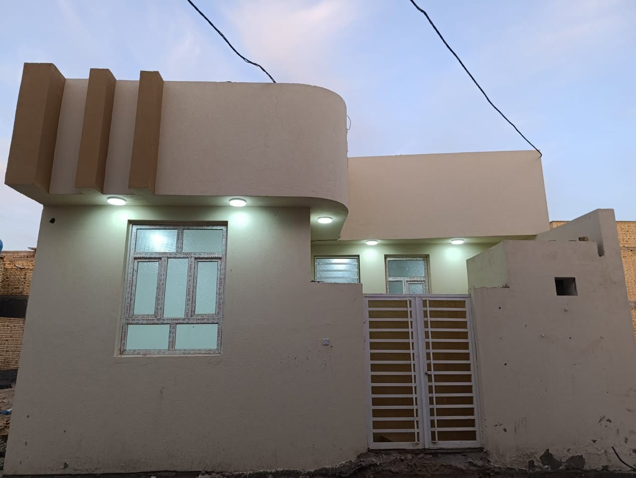 بيت للبيع 100 متر امامي ثالث بيت عن الركن عن شارع 20 الرئيسي قرب المدارس الصينيه الابتدائيه والمتوسطه بيت يبعد عن المدارس 20 متر بناء طابوك كونكريت مسلح بناء جديد غرفه وصاله وديوانيه ومنور وصحيات واستقبال البيت كامل جاهز للسكن طابو صرف ثاني يوم المداور العنوان الكامل تضحيه نهايه الشارع العياده حي الكرامه كافه الخدمات موجوده وسكن موجود السعر 97رقم الهاتف ***********
