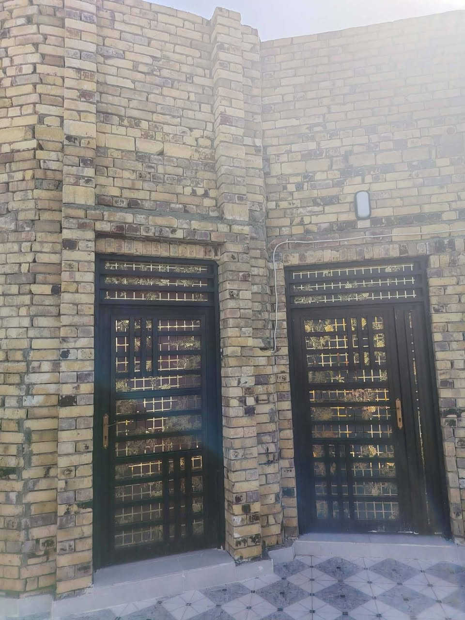 بيت جديد على طريق السنيه مساحة 200 متر بيت بناء طابوق يتكون من 2 غرف وستقبال ومطبخ وصاله وحمام ومجموعه الصحيات خارجيه حديقه للاستفسار على الرقم ***********
