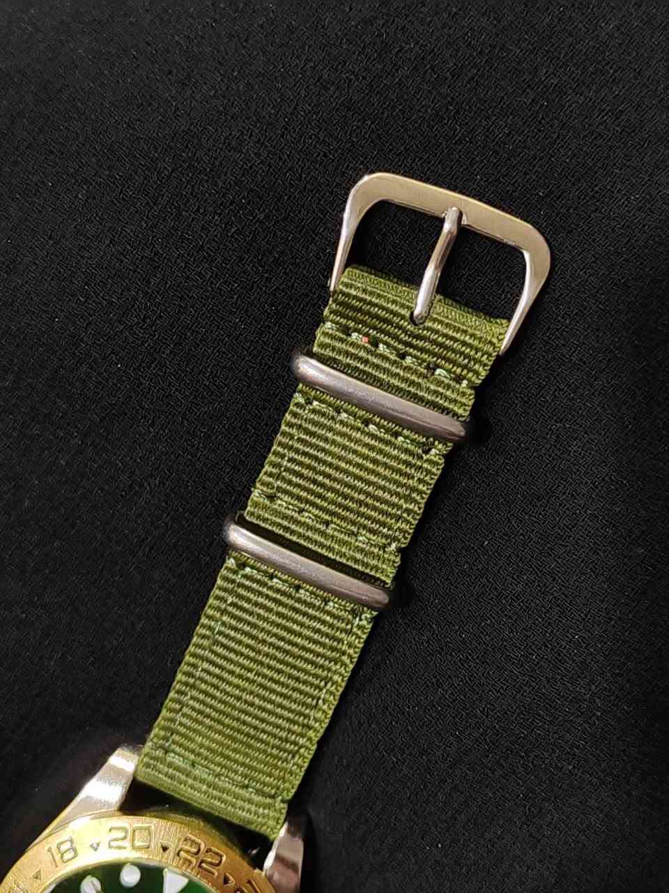 ⌚ ساعة  Rolexرجالية فخمة للبيع 🔥
ساعة بتصميم راقي، مينا أخضر  مع إطار ذهبي ✨  
حزام قماش (NATO) مريح وقوي، مناسب للاستخدام اليومي والطلعات 👌  

✔️ عرض الوقت والتاريخ مع عدسة تكبير  
✔️ عقارب وأرقام واضحة  
✔️ تصميم الساعات العالمية  

💰 السعر: 25  
📍 التوصيل متوفر داخل بغداد والمحافظات  

📩 للحجز والاستفسار راسل خاص


**إذا كنت صاحب هذا الإعلان وتريد حذفه لأي سبب، رجاءا أرسل رسالة إلى الدعم الفني**