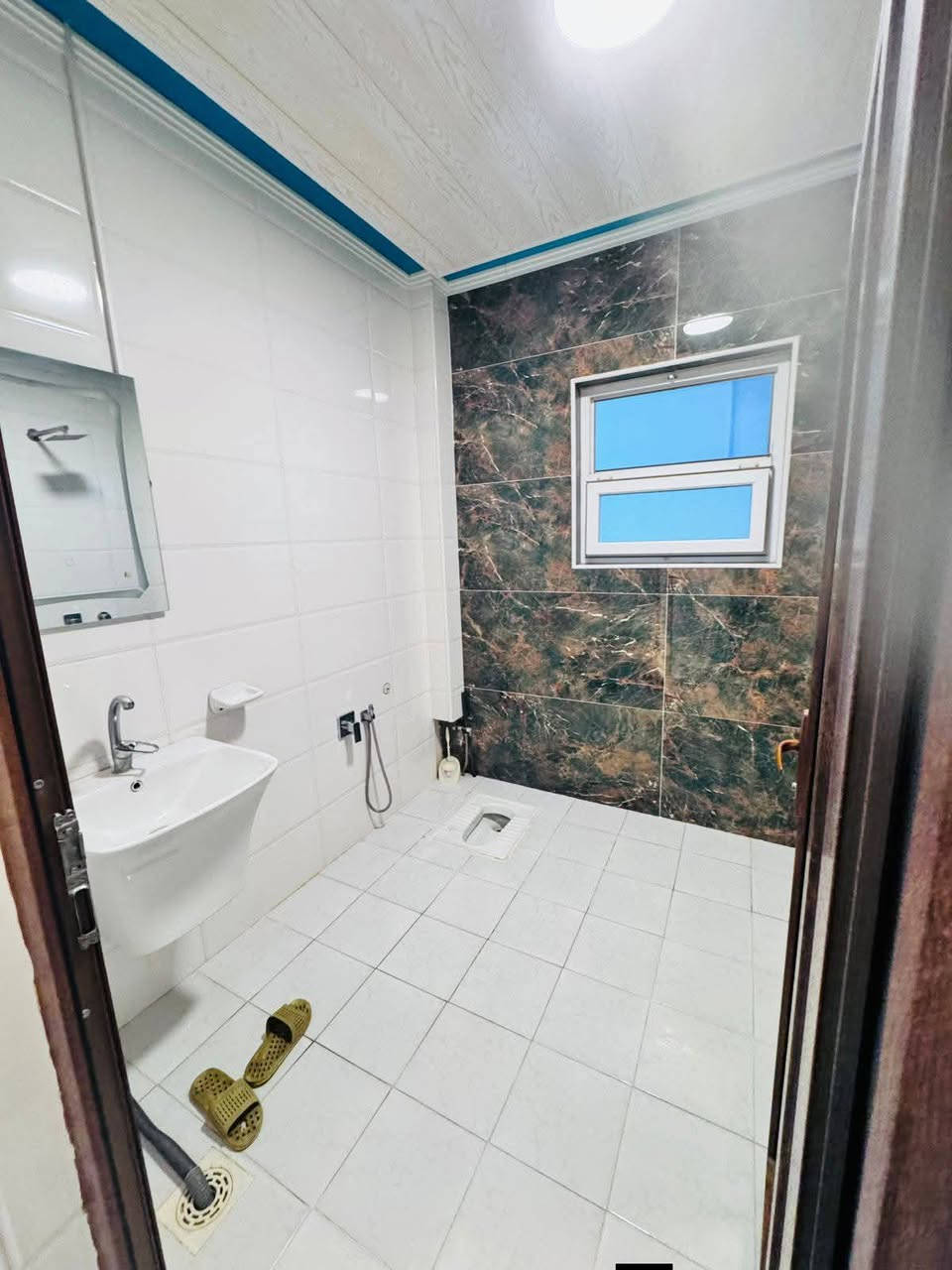 دار لرهن مساحه 80 متر مكانه نجف مجمع بيتي مقابيل مجمع لكرار سعر رهن 15 وسنه وقابل لتجديد يحتو عله غرفه ومطبخ ومطبخ حار وحمام
استفسارخاص ***********
