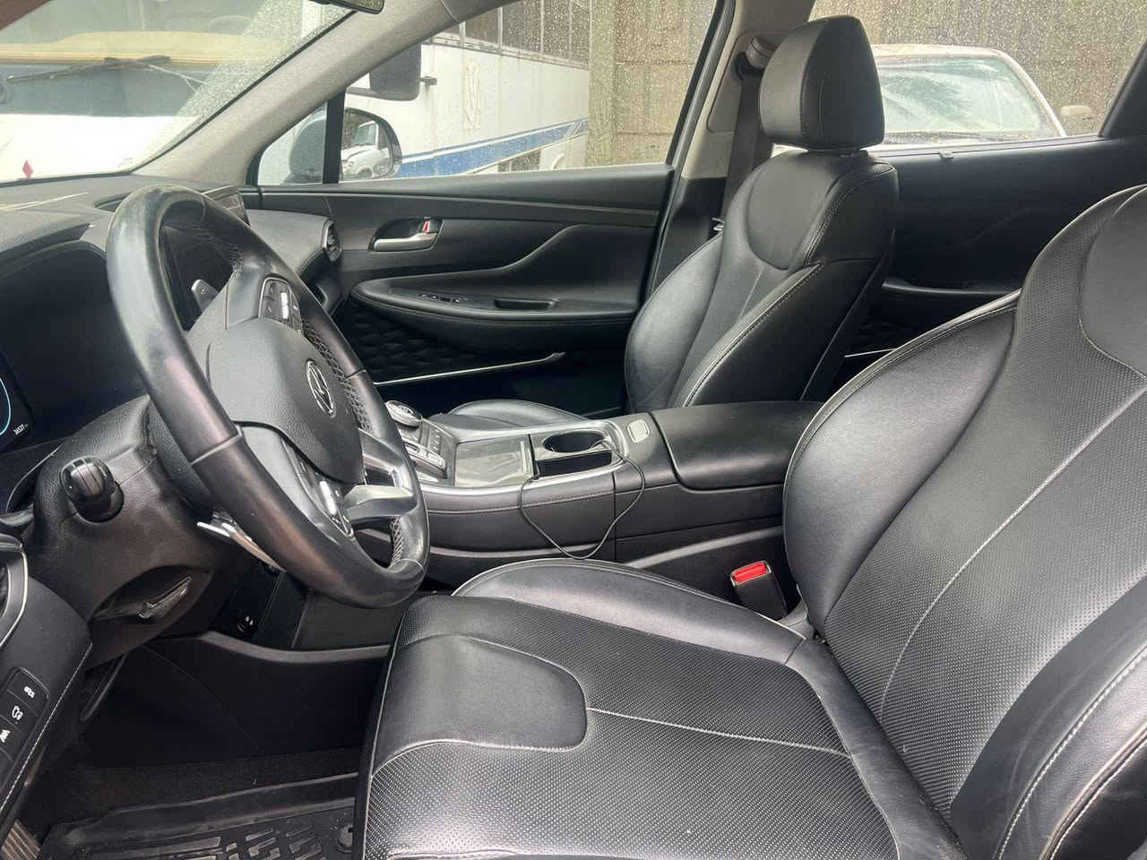 البيع سنتافي 2023 كلغرافي فول 
 بدون صبغ بدون تبديل

 اللون: سلفر (فضي)
الموديل: 2023
 العداد: 22 ألف ميل فقط
 المحرك: 2500 سي سي توربو
 جير أوتوماتيك
 الدفع: أمامي (مو دفع رباعي)

 أهم المواصفات:
 قيادة ذاتية (أنظمة أمان متطورة)
 مثبت سرعة ذكي + المحافظة على المسار
 تحذير النقطة العمياء
 كاميرات 360 درجة
 حساسات أمامية وخلفية
 تمشي بواسطة الرموت (Smart Parking)
 فتحة سقف بانورامية
 مقاعد جلد فاخرة
 كشن مساج للسائق
 تبريد وتسخين للمقاعد
 ذاكرة مقاعد
 تشغيل بصمة + تشغيل عن بُعد
 شاشة كبيرة مع نظام ملاحة
 مكيف دجتل مزدوج
 نظام صوتي عالي الجودة
 وسائد هوائية متعددة

 الحالة: نظيفة جداً، استخدام شخصي
 الأوراق كاملة وجاهزة للنقل
صور حادث امريكا مرفقه 
وكذلك باب الصدر انضربت عندي 
رقم صاحب سيارة ***********
