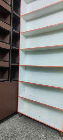 فاترينات للبيع 3 قطع الطول مترين ونص والعرض متر قطعتين مغلفات بديل الشيبورد للاستفسار الاتصال على الرقم ***********
