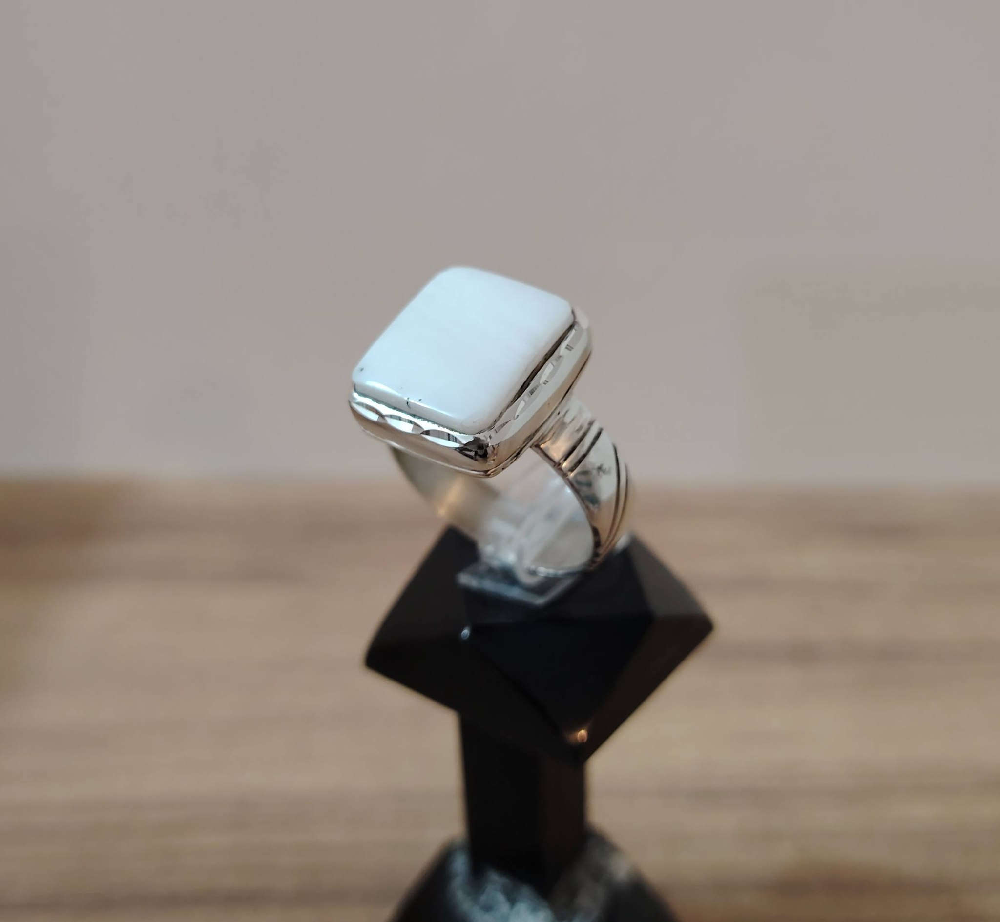 خاتم من حجر العطف الطبيعي البحري
صياغه ثقيلة وجميلة فضه عيار ٩٢٥
يوجد توصيل إلى جميع المحافظات
التواصل ع الخاص او ع الواتساب ***********
