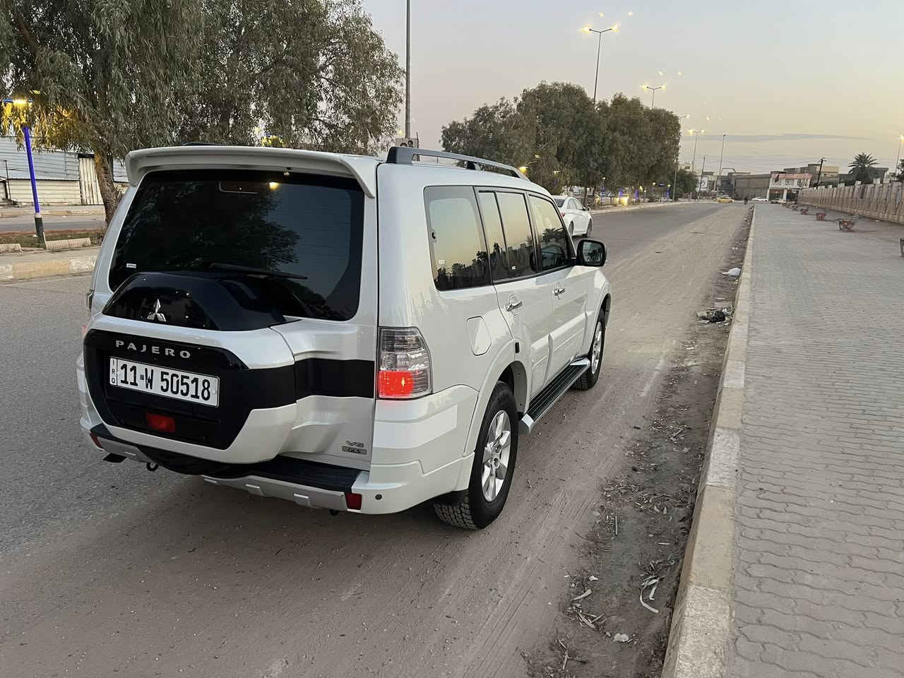 سلام عليكم 
باجيرو مديل ١٧ حبتور فول موصفات مكيه ٣٥٠٠
كفاله عامه من كولشي 
ماشيه ٨٠ الف 
دبل مروحه معالج طسه
تخم تاير 
عدسات زنون اصلي 
معالج طسه
رقم بغداد جديد بسمي 
رقم تليفون  *********** 
ناشر فديو موضح كولشي بي
