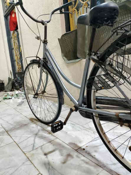 السلام عليكم بايسكل سياحي جديد جدا مثل ماواضح بالصور حجم 27 كامل من كلشي مشترية ب120 بي شوي لوفة بالويل الامامي مثل ماواضح بالفيديو وبي طكة بال مشي بس ماتأثر ولبايسكل وين ماتريد تروح بي روح قوي بس هذن ولبريك قبل شوي حطيتلة دهن وضل يكض خفيف ماعرف ليش السعر 75 وبي مجال وها البايسكل ياباني مكاني البصرة ابو الخصيب ***********
