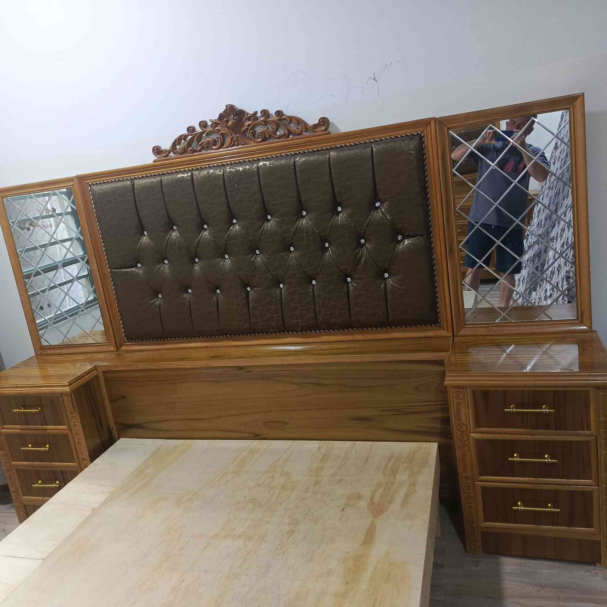 للبيع 
تخت مع ميز تواليت 
***********
 السعر 600 شغل جيد
