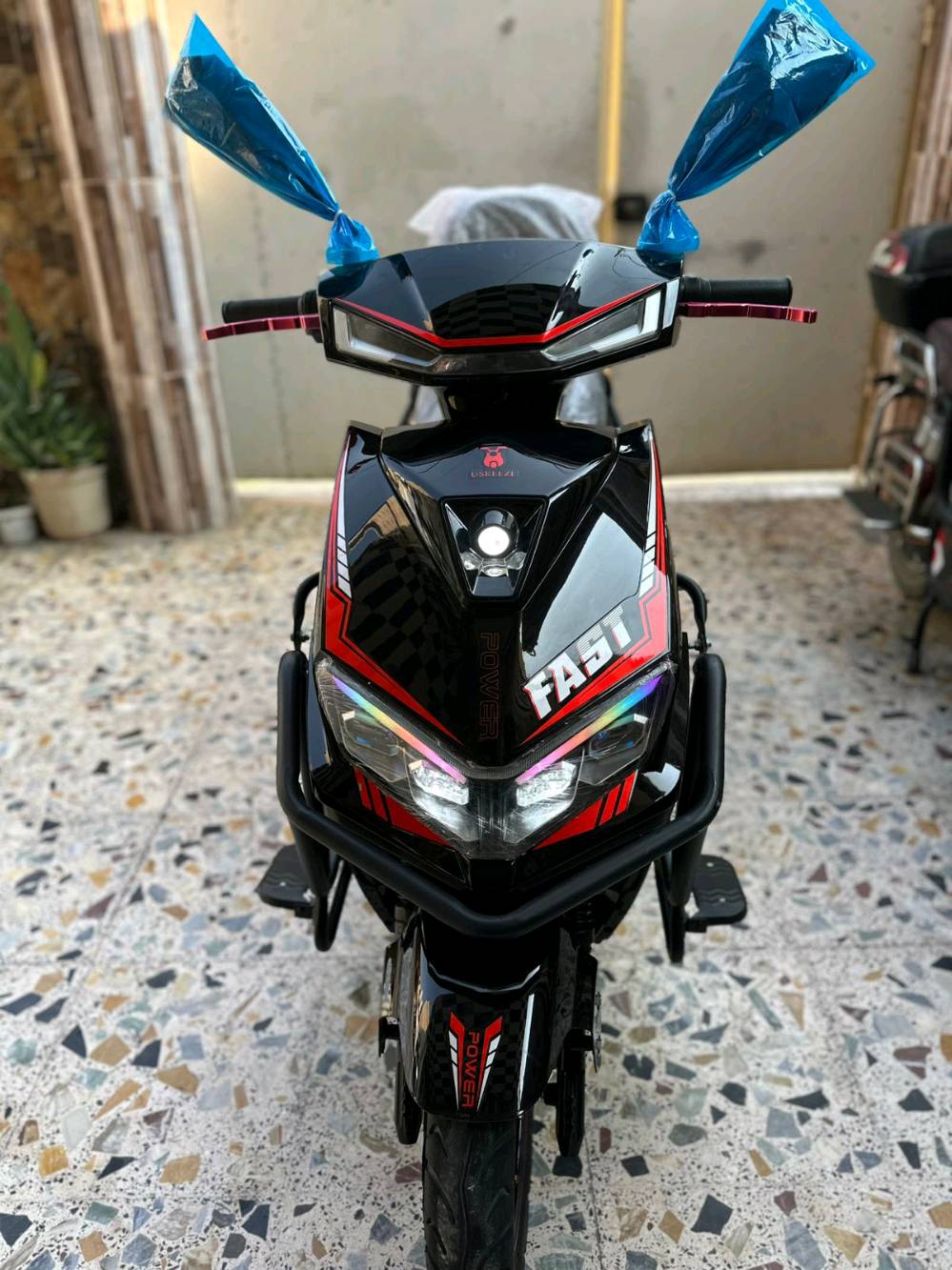 للبيع موطور شحن ماكس مدرع ٢٠٢٥ موطور حيل نضيف مستخدم قليل 6 بطاريات سماعه بلوتوث كرت تشغيل عن بعد 
