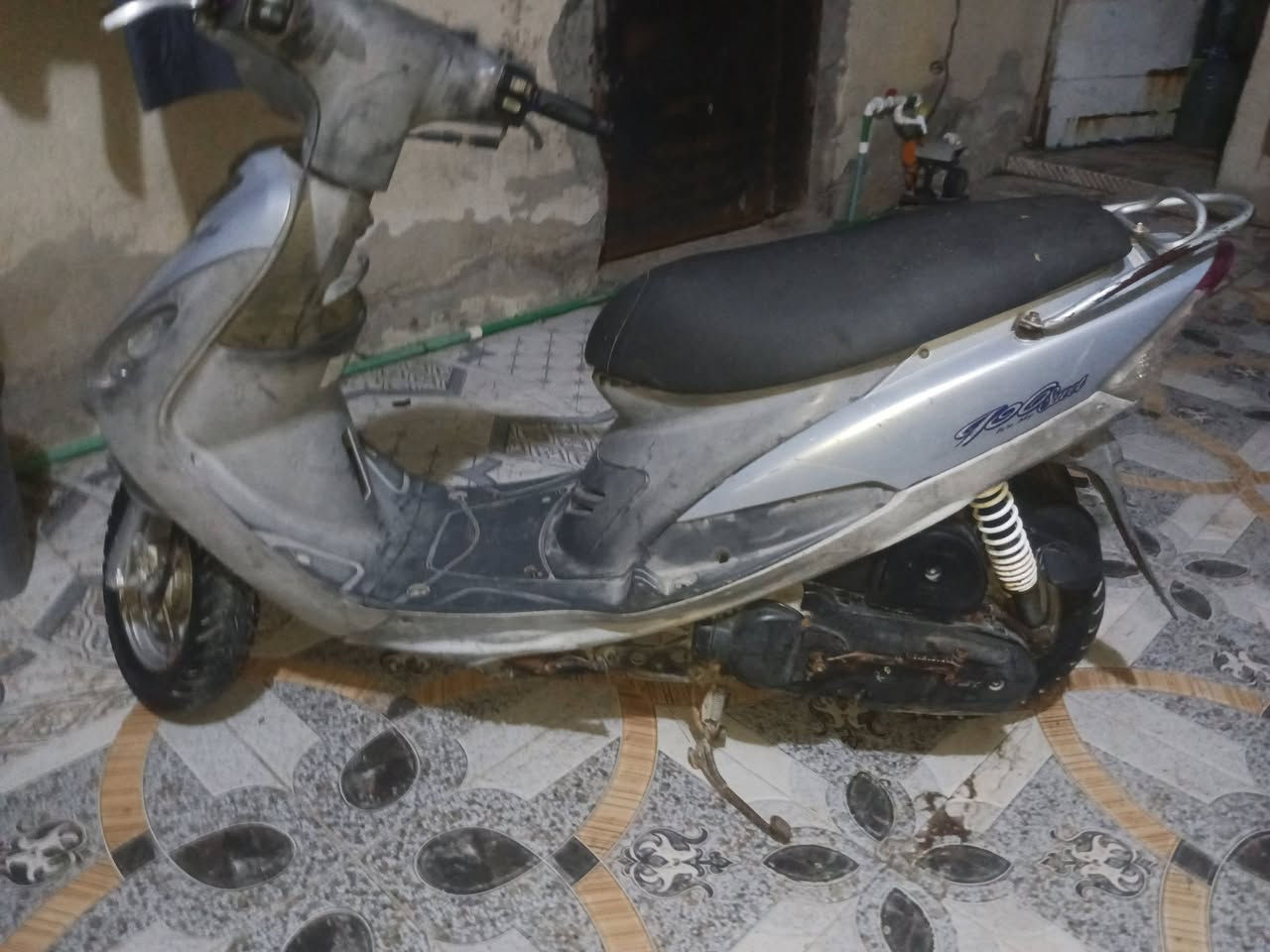 السلام عليكم دراجة ماكس قجمه للبيع او مراوس ايراني سعر 625 بيه مجال دراجة نضيفه كلشي شغال بيه بس باتري تعبان  عنواني البصره حيانيه استفسار واتساب ***********
