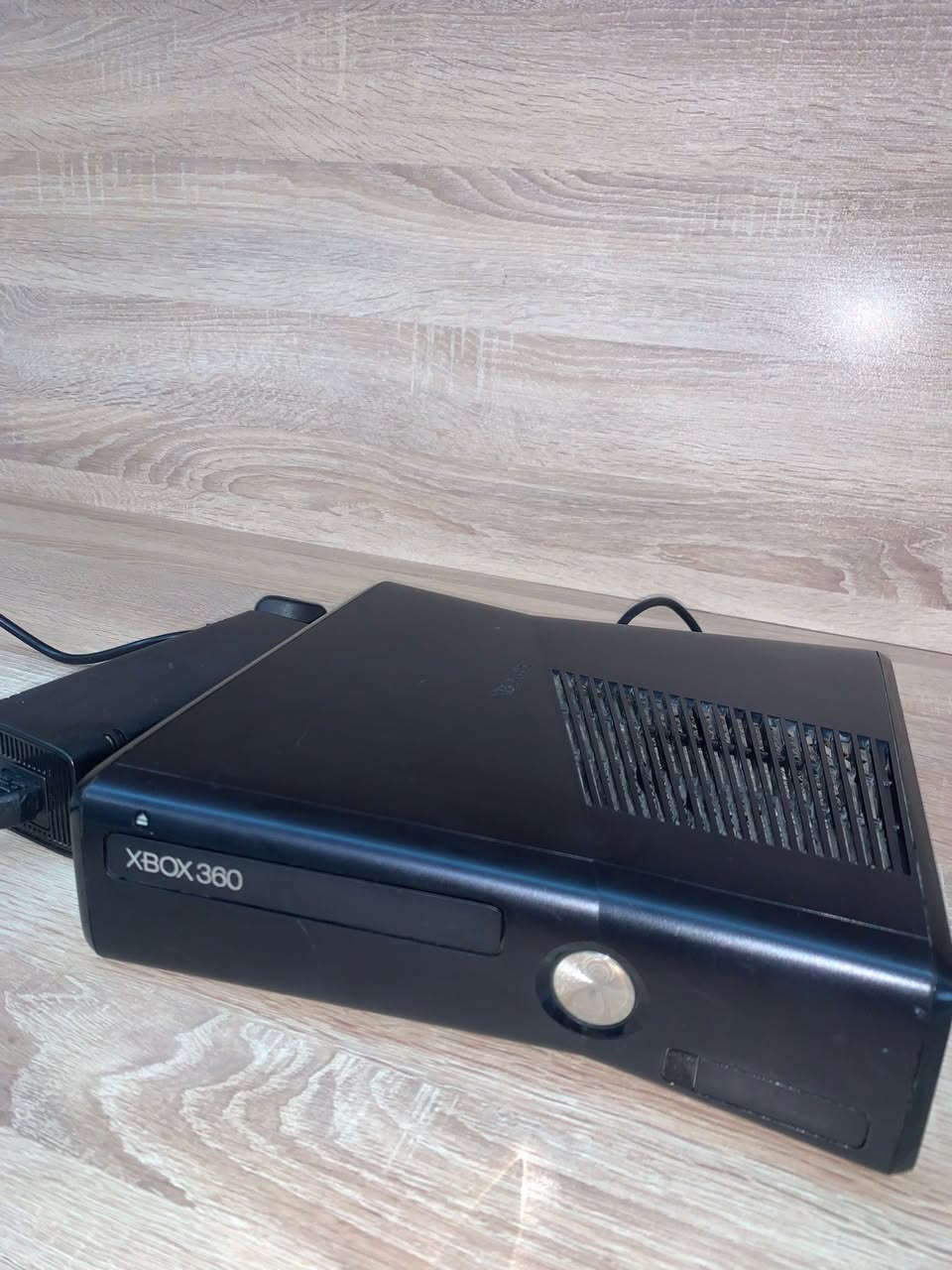 بۆ فرۆشتن: Xbox 360 Slim
 دۆخی ئامێرەکە: زۆر خاوێنە و هاوشێوەی نوێیە، کەم بەکار هێنراوە و هیچ کێشەیەکی نییە (بەشەرت).
 یارییەکان: هاککراوە و پڕە لە یاری نوێ و بەناوبانگ لەسەر هاردەکەی.
 پێداویستی: تەنها ئامێرەکە و کێبڵی پاوەر (محاویلە) ی لەگەڵە (بێ دەسکە).
 شوێن: سۆران.
 نرخ: ١٠٥,٠٠٠ دینار (مەجالی باشی تێدایە بۆ کڕیاری ڕاستەقینە).
بۆ کڕین و زانیاری زیاتر، تکایە نامە بۆ پەیج بنێرن یان پەیوەندی بکەن بە: [***********].
