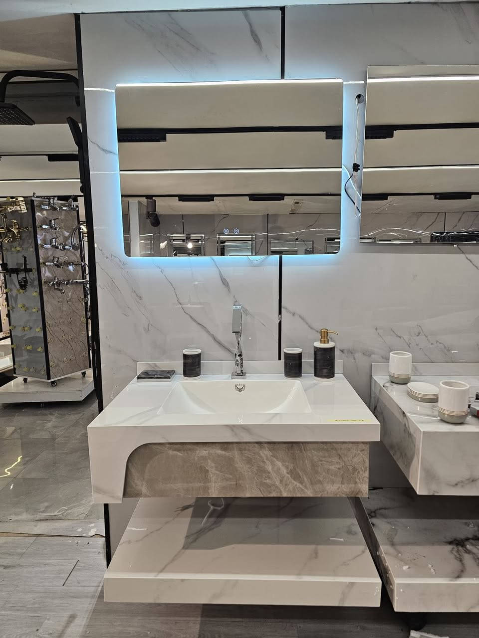 على بركه الله وصول مغاسل بورسلين صيني ثقيل جدا
قياس60و80 

مجمع نور الثقلين لبيع المواد الإنشائية جمله ومفرد  بادارة الحاج  هاشم القريشي 
***********
*********** مؤمل
 الفرع الرئيسي طريق كوت  بغداد قرب سيطره بغداد
 الفرع الثاني  ساحه العامل قرب مصرف قرطبه
