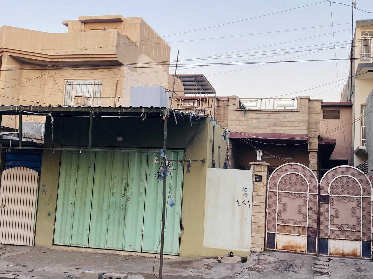 السلام عليكم ..
موقع مميز دار تجاري للايجار⬇️

🛑المساحة 200م 

🛑يحتوي على :ثلاث غرف نوم /مطبخ/هول /صحيات/محل كبير+صغير .
موقع الدار /سوق حي الميثاق مقابل اسواق السلطان
 
للأستفسار ☎️☎️ ***********
