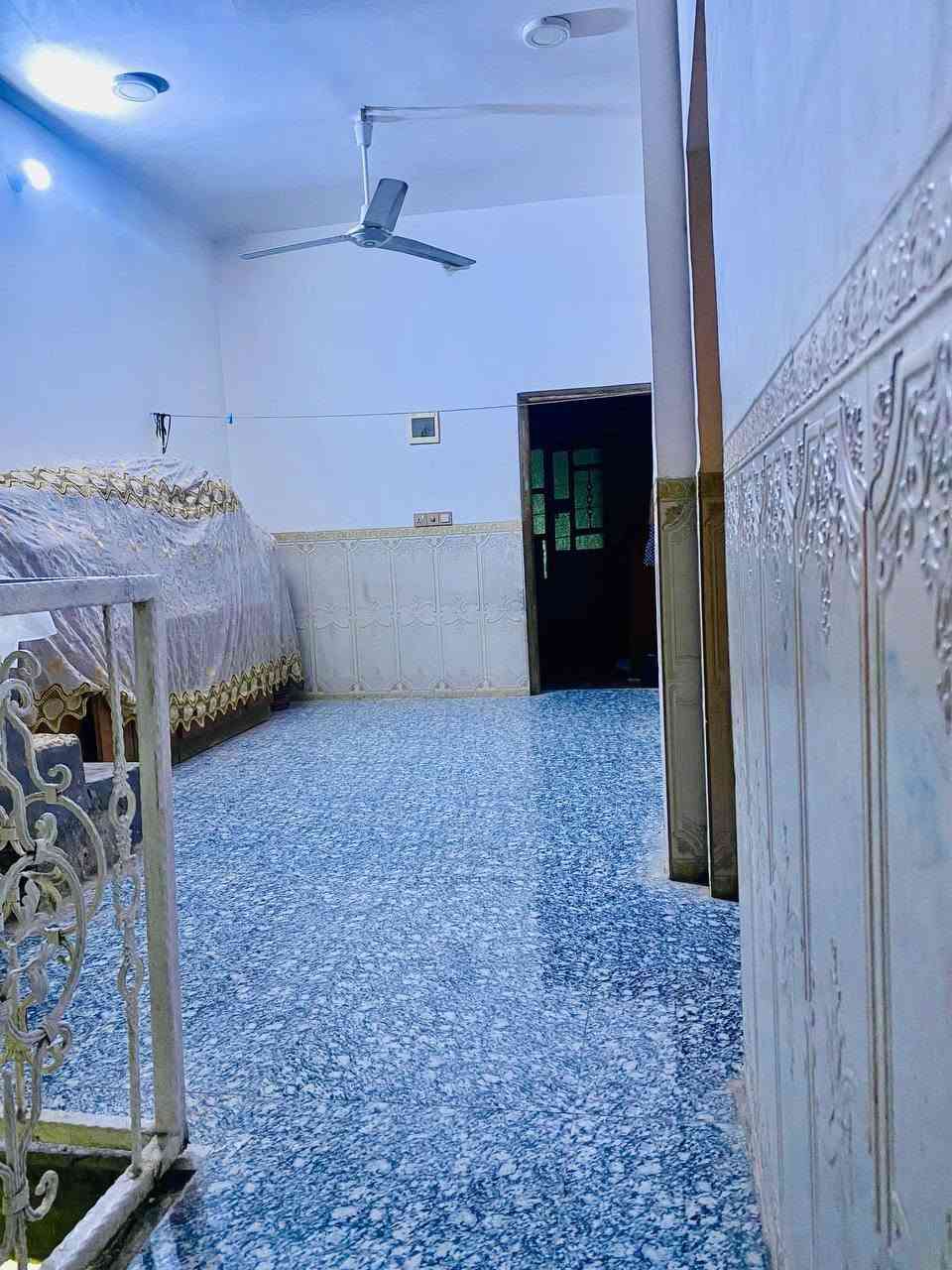 #بيت للبيع طابو صرف بناء حديث
المكان:  حي العسكري المثلث 

بيت طابقين  يحتوي على
استقبال 
صاله عدد 2
مجمع صحيات داخليه وخارجيه
يحتوي على اربع غرف نوم

السعر 120 وبي مجال للشراي 

***********
