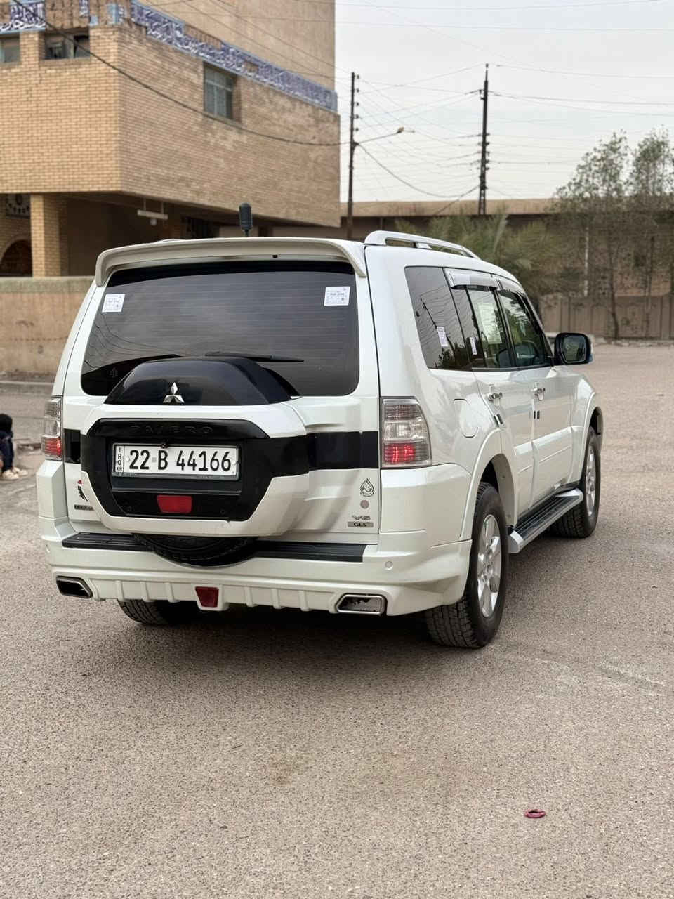 باجيرو 2016 صدفي سياره كفاله من الصبغ والضربه جديده كفاله من كلشي سياره وضع شركه ماشيه 90 حقيقي وعل فحص سياره جديده بمعنه الكلمه سياره كارتون صدر إمامي وخلفي جديد طسه معالجه من الشركه شرط ترايه يخبل مسويله كواتم بيبان سياره شرط لوك كامله مسويله سياره جاهزه من كلشي مواصفات 
دمامات سستم
بيبان جلد 
لايت زنون اصل 
8ايرباك 
7راكب 
دبل تحكم ستيرن 3
كأمره وحساس خلفي 
كأمره امامي اصل 
داخل صاج 
ويل 17 
محرك 3500 
مري شفط 
اشاير بل مري 
لد نهاري 
فوريل 4x4 سياره مواصفات معروفه 
رقم اربيل الجديد الدولي تحويل اني حاضر بسمي
العنوان بغداد حي النورين سعر 167 وبيها مجال بصيط  
الاستفسار ***********
