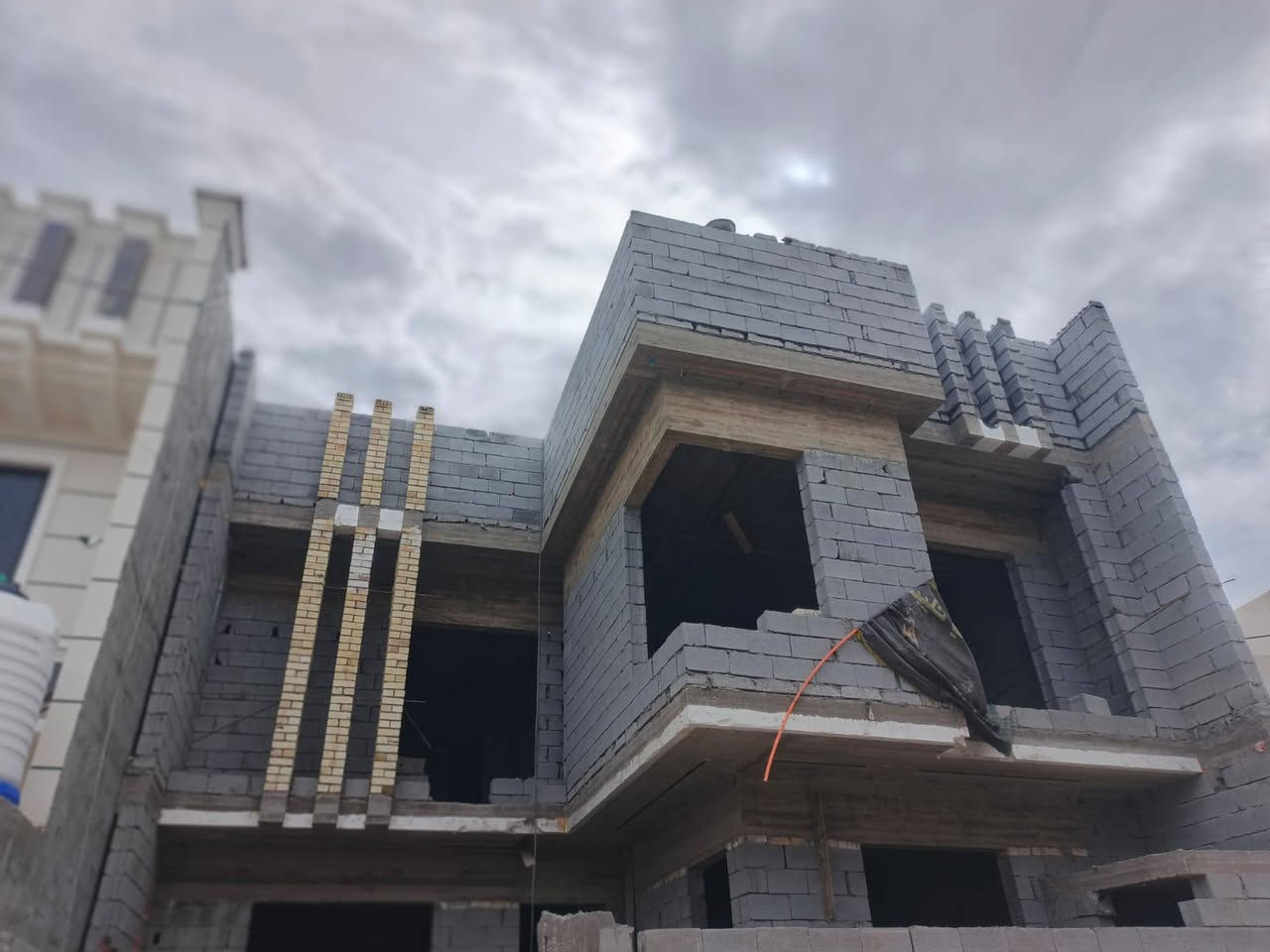 سلام عليكم خلفات بناء بلوك طابوق فرمستون قطعي أو ع دبل شغل هندسي ونضيف وسريع شرط ضمان دقه مكاني البصرة لاستفسار***********
