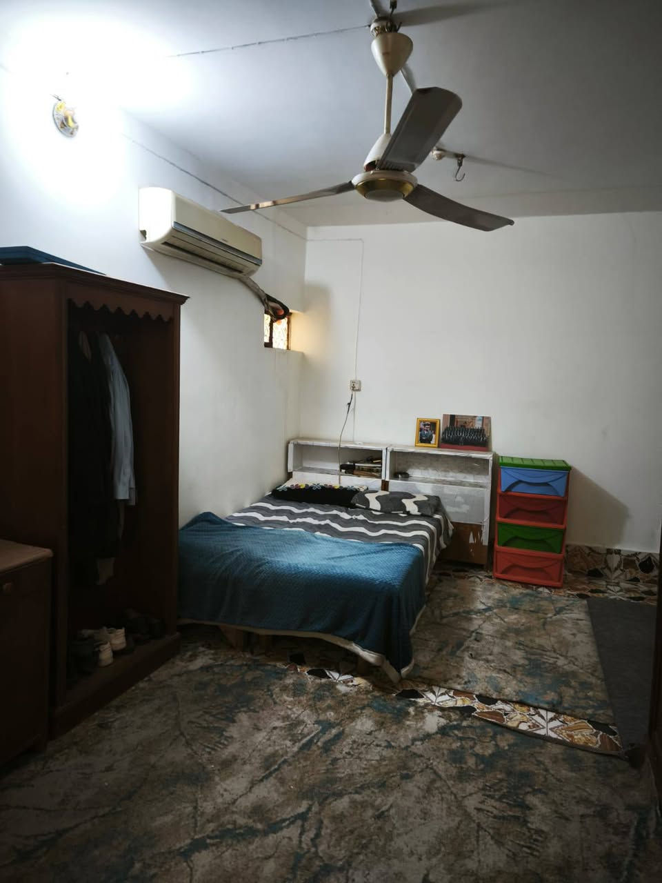 سلام عليكم ورحمة الله وبركاتة بيت معروض للبيع المساحه 130م
الموقع النجف حي الميلاد البيت صاير عل ساحه جبيره وصاير بين مدرستين وادي الرافدين و مدرسه فدك ابتدائية ومتوسطة خلف البيت مباشرة المولده مال الحي وبالنسبه للسوك يبعد عن البيت ربع كيلو متر يعني الموقع جدا ممتاز من باب احتياجات العائلة نجي عل تفاصيل البيت 

الطابق الارضي صب
 البناء غرفتين وصاله ومطبخ واستقبال ومكشوفه وحمام وتواليت وطارمه صغيره 
الطابق الاول عكاده
البناء غرفتين وصالتين ومخزن ومكشوفه
 والطابق الثالث فقط تشاريف 
***********
السعر 120 قافل
