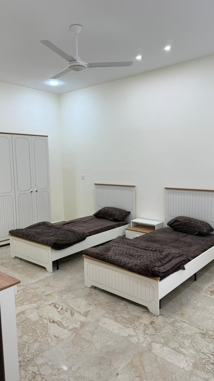 🌿 مزرعة مميزة للبيع 🌿  

📍 الموقع: الدورة – البوعيثة / عرب جبور (مجمع الزمرد)  

مزرعة بموقع هادئ ومخدوم بالكامل، بمساحة 1000 متر مربع وواجهة 20 متر (نزال)، توفر خصوصية عالية ومناسبة للسكن أو الاستثمار.  

🏡 التفاصيل:  
تحتوي على غرفتي نوم مريحة، صالة واسعة، مطبخ، ودورة مياه، بالإضافة إلى كعدة داخلية وخارجية مثالية للجلسات العائلية 🌙✨  

🏊‍♂️ مزايا إضافية:  
مسبح + حديقة جميلة (بارك فيو) تضيف أجواء راقية وراحة تامة 🌳  

⚡ الخدمات:  
كافة الخدمات متوفرة والمزرعة جاهزة مباشرة  

📞 للتواصل والاستفسار:  
***********  
الجبوري للعقار  

✨ فرصة مميزة بسعر مناسب
