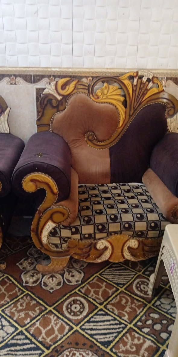 تخم للبيع ١٠ مقاعد ملكي السعر ١٥٠ فقل مكان في الحله مركز المدينه واتساب ***********
