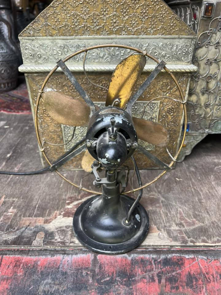 مراوح عدد 2    هيتاتشي ياباني   والثاني British Limit 
السعر ١٥٠ الف 
*********** واتساب
