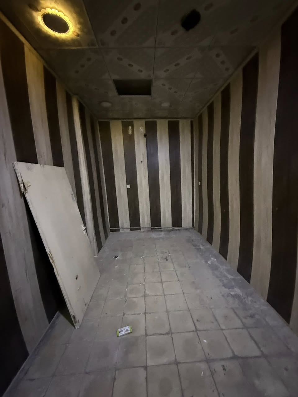 مشمل للايجار ( عكاده )
يحتوي على /
3غرف نوم وصاله ومطبخ وخدمات 
📍 موقعه الاعظميه شارع عشرين مقابيل مثلجات المائدة 
ايجاره 450 قفله
الاستفسار : ***********
