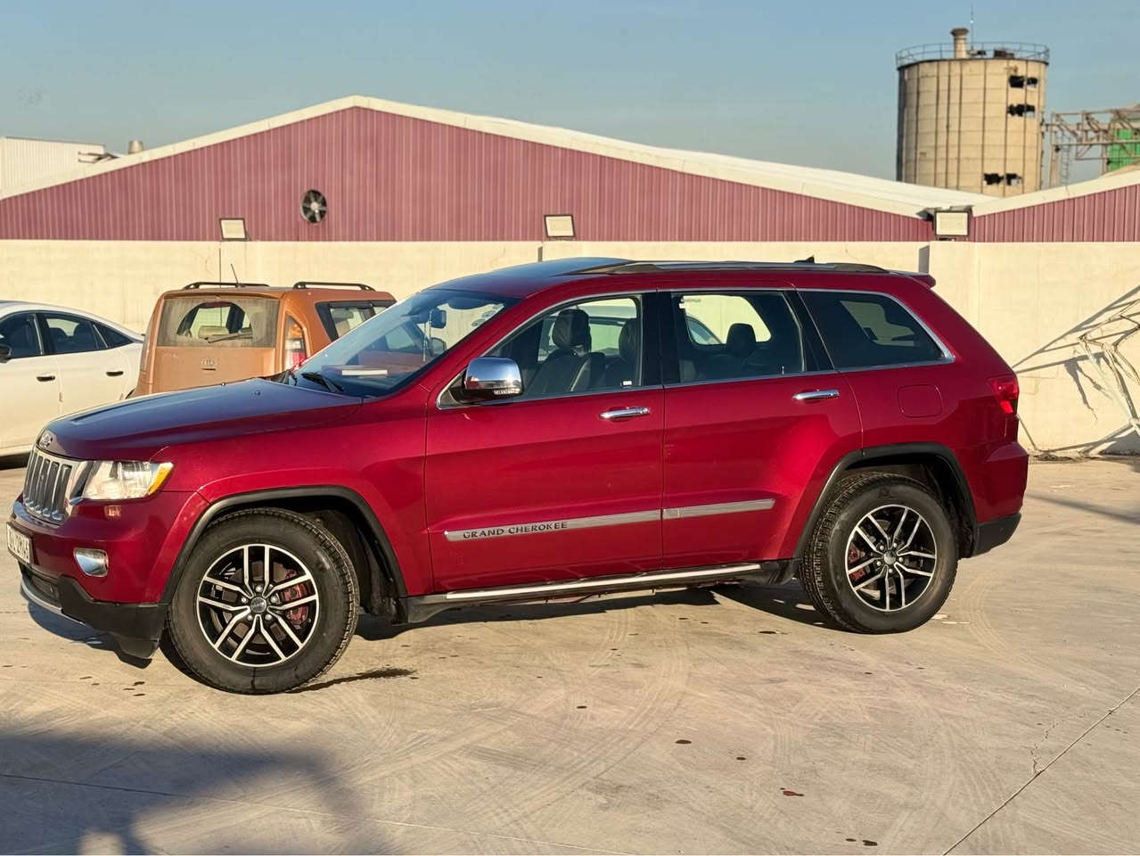 جيب لاريدو ٢٠١٢ السعر ١٨٢
فول مواصفات بانوراما
مري قلاب ع بك دمام بلصندوق
٣بصمات
كشنات جلد وخزن وهيتر
محرك مامفتوح 
بيها بوند كلير فقط
السياره وضع شركه جديده
طخم تايرات جديد هزه وفحص وسنويه جديد
مكاني حي التاميم
***********
*********** موصل, نينوى
