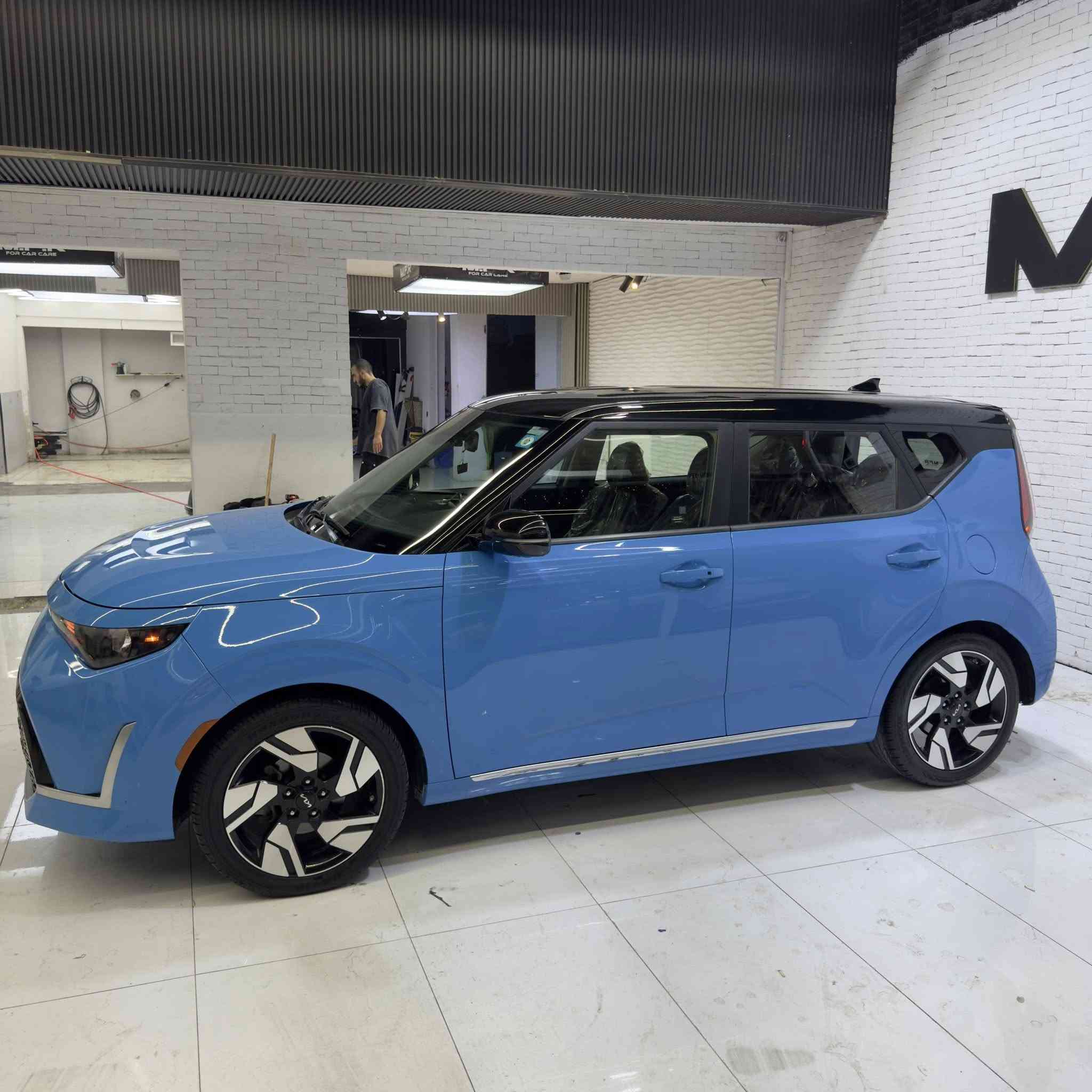 السلام عليكم
KIA SOUL  2023
وارد امريكي 
تو كلر
ماشيه 65,000km 
مرقم بغداد مكانها بغداد القاهرة 
حادث خلفي قبق جنطه تبديل  وجاملغ خلفي صبغ جهة سايق
بدون اي ايرباك 

كفاله شواصي لغود ايرباكات صدر راديترات كير مكينه 

مواصفات
    محرك 2.0 لتر 4 سلندر
    شاشة وسطية من 8 إلى 10.25
    دعم Apple CarPlay و Android Auto 
    كاميرا خلفية
    نظام المحافظة على المسار والتنبيه من التصادم الأمامي
    مثبت سرعة
    اشاير بل مري 
    بصمه تشغيل عن بعد
     شاحن لاسلكي
      وبعد بيها مواصفات 

رقم الشاصي: KNDJ53AU4P7191738

السياره مال بيت اني مستوردها على ايدي وكلش نضيفه وصور كدامك داخلها يلمع كشنات صندوك تنتة ارضيات بس بيها طخات خفيفه جاملغ امامي  جهة سايق وجاملغ خلفي عكس سايق لانهو سياره طبكتها بشارع 
وبيها كم شخط مصورهم راسلني ادزلك ياهم 
السياره كلش نظيفه حيل  ما متعوبه ولا مال شغل ولا حته طالع بيها محافظات  تعال افحص وشوف
السعر156$ وبيها مجال

رقم:***********
