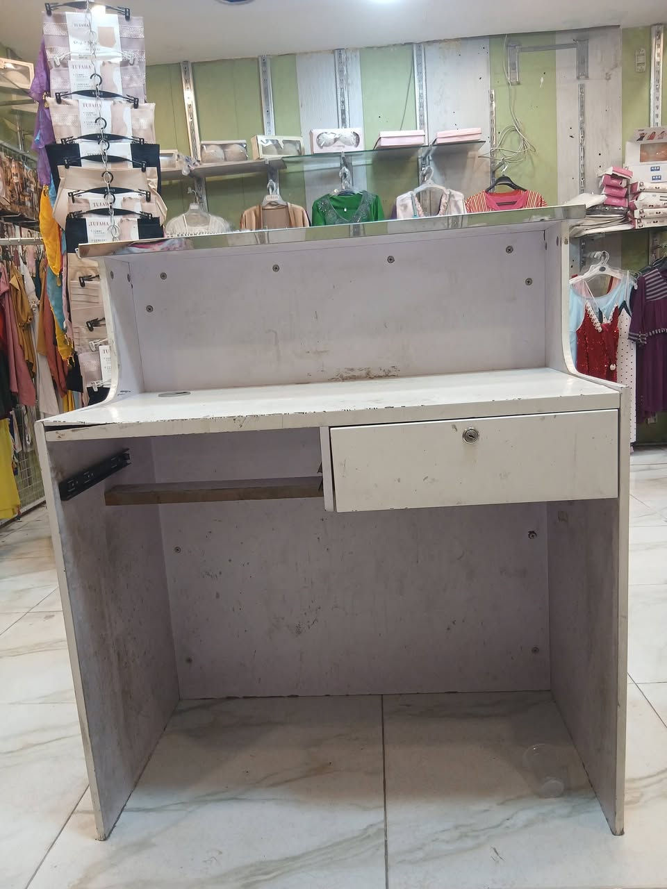 ميز البيع العنوان بغداد الحريه الستفسار على هذا الرقم ***********
