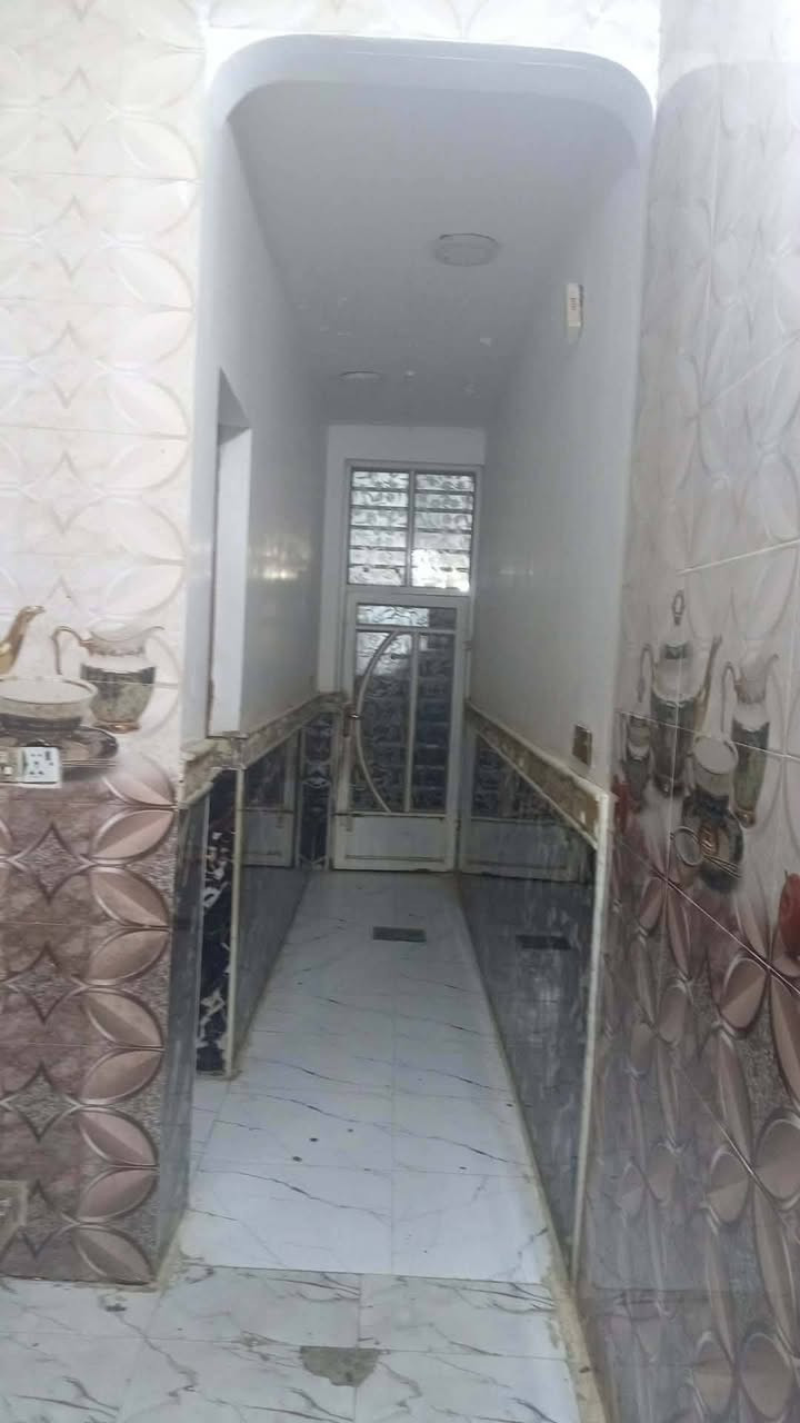 سلام عليكم بيت البيع مساحه 100متر البيع نضيف قاط ونص عكاده مكان حي الغدير مقابل أسواق فطومه قريب شارع ثالث بيت يصير شارع وهاذه رقمي ***********
