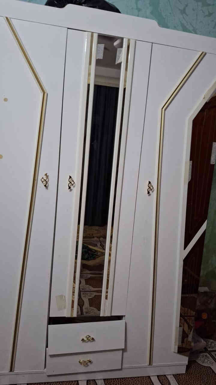 مكلفة بالنشر 
ميز طعام مع 6 كراسي السعر 200 وبيه مجال 
كنتور للبيع السعر 150 وبيه مجال 
للاستفسار اتصلوا على هذا الرقم  ***********
