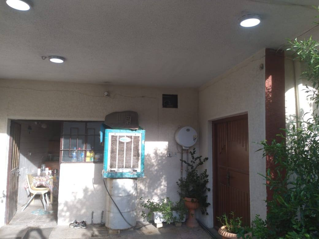 🏡 🔹 بيت للبيع – ملك صرف – حي الشباب 🔹

📍 قرب سوق أميمة
📏 المساحة: 200 م²
📐 الواجهة: 10 م × النزال: 20 م

يتكون من طابقين، كراج سيارة، حديقة، 4 غرف نوم، صالة، مطبخ، حمام، تواليت، وسطحين واسعين.

✨ المميزات:
✅ موقع ممتاز وقريب من الخدمات والأسواق
✅ قريب من الشارع العام والشارع التجاري

📞 لمعرفة السعر والاستفسار يرجى الاتصال على الرقم أدناه :
***********
.
