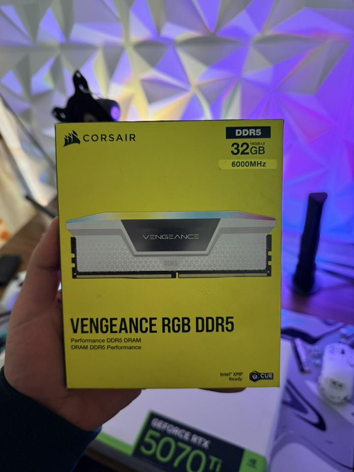 قطع PC للبيع هيه تجميعه كامله بدون معالج ردت اجمعها وماتوفقت بيها للبيع القطع جدد بعدهن 

RTX 5070 Ti جديد  
مليون و 825

DDR5 CORSAIR (16x2) 32GB 6000Mhz
450 الف

بورد ROG X870 White جديد
475 الف

مبرد Lian Li Hydroshift LCD ابيض 
180 الف

M.2 Lexer Gen4 7400Mb 2T
250 الف

PSU Thermlright 850W Gold
90 الف

Case Lian Li vision compact ابيض وياه 8 فانات
ب275 الف

مكاني بغداد 
***********
