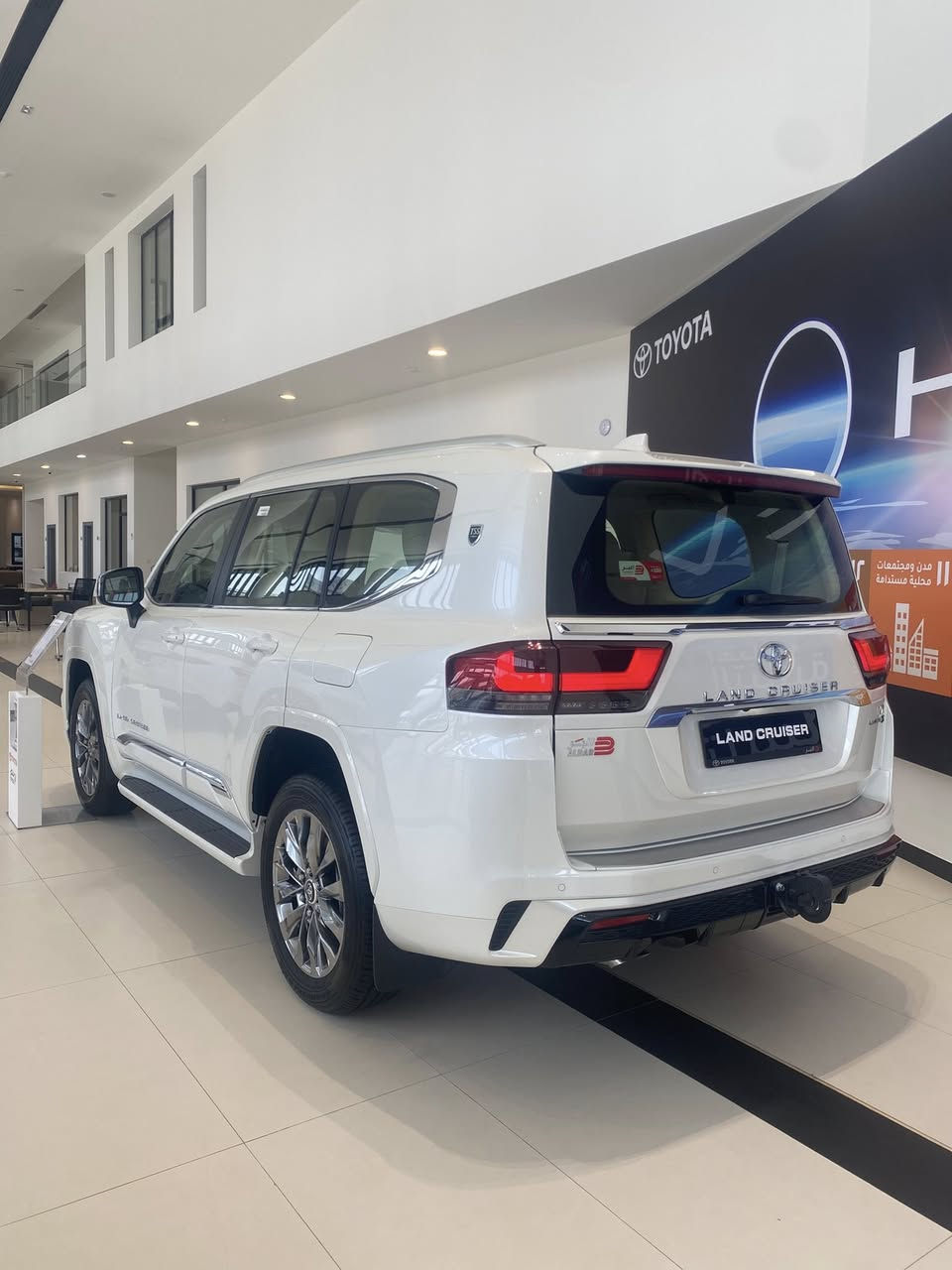السلام عليكم 
لاندكروزر vx high limited 25 زيرو للبيع 
زيرو مماشيه 
محرك 4000/V6 تنفس طبيعي 

• مقاعد جلد.
• تدفئة المقاعد الأمامية.
• تبريد المقاعد.
• فتحة سقف.
• صندوق تبريد في الكونسول الوسطي (ثلاجة).
• أضواء داخلية.

• شاشة كاميرا بانورامية.
• شاشات عرض للمقاعد الخلفية.

• نظام التحكم التكيفي بالسرعة (رادار).
• نظام سلامة تويوتا 

للاستفسار عن السيارة التواصل عبر الرقم التالي
***********
