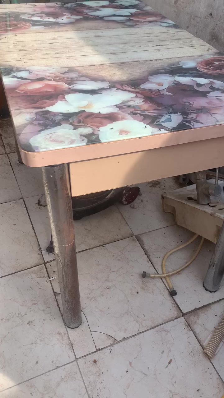 ميز طعام معه خمس كراسي 60 وبي مجال مكاني زبير ***********
