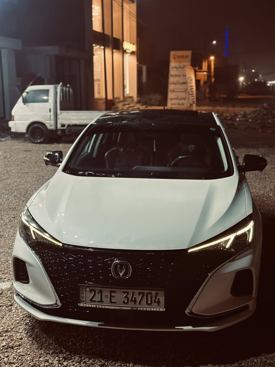 السلام علیکم ورحمة الله
شانجان إيدو بلص للبيع  

موديل : 2021_ ماشیه 89 Km

الفئة: فل كامل / Limited (أعلى فئة)

اللون الخارجي: أبيض
فئة النقل: سيدان 4 أبواب
عدد المقاعد: 5
نوع الدفع: أمامي (Front-Wheel Drive)  ￼

نوع المحرك: 4 سلندر

سعة المحرك: 1.4 لتر تيربو يستقبل بنزين عادي

عزم الدوران: ~260 نيوتن·م

-بانوراما 
-دخول وتشغيل ذكي 
-بصمه تشغيل أبواب و صندوق 
ـ کشنات جلد أحمر
-تبرید کشناتـ رادار أمامي خلفي 
-کامرا 360
-تبرید قطعتین 
ـ هند بريك بصمه 
-إضاءة LED أمامية وخلفية حديثة  ￼
ـ شاشه دجتل
-مري شفط كهرباء 
-مجهزة أنظمة أمان متقدمة (كاميرات + مكابح ذكية + مثبت سرعة)
- نظام رفع النافذه والبنوراما بضغطه زر التقفيل 

دعم Apple CarPlay و Android Auto

✔️ نظام مانع انغلاق المكابح ABS + توزيع الكبح EBD  ￼
✔️ نظام التحكم في الثبات الإلكتروني ESC  ￼
✔️ نظام مراقبة ضغط الإطارات TPMS  ￼
✔️ نظام كبح الطوارئ AEB  ￼
✔️ تحذير من الاصطدام الأمامي FCW  ￼

سياره بعدها بل ضمان كير مكينه مكفولات 

كفالة عامه من التبديل والصبغ والبارد والحالوب  بيها فقط طخه زغيره بطرف الباب مملعوب بيها

السياره حره بأسمي تريد مداور او وكالة ثاني يوم

السعر : 127$ وبيها مجال 

الاتصال:***********
مكان السيارة: النجف الاشرف
