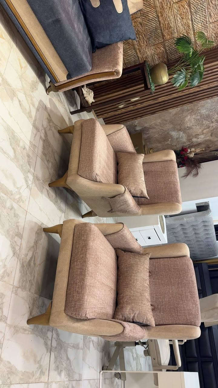 طقم كنب sofa bed 🛋️ (( 8 مقاعد ))💺
modern ✅ بمواصفات عالية جداً 💯

📍مكون من ثلاثيه 🛋️ عدد 2 و مفرده 💺عدد 2 🤍

📍نظام جكات للثلاثيات لتصبح كل قطعه عباره عن تخت 🛌 

📍 داخل كل قطعه Box 📦 للتخزين بتقسيمه عمليه جداً ✅

📍 مقاعد دانلوب "مريح جدا" 🤍

📍 أستخدام بسيط جداً " لا يُذكر " بوضع الجديد ✨

 .


**إذا كنت صاحب هذا الإعلان وتريد حذفه لأي سبب، رجاءا أرسل رسالة إلى الدعم الفني**