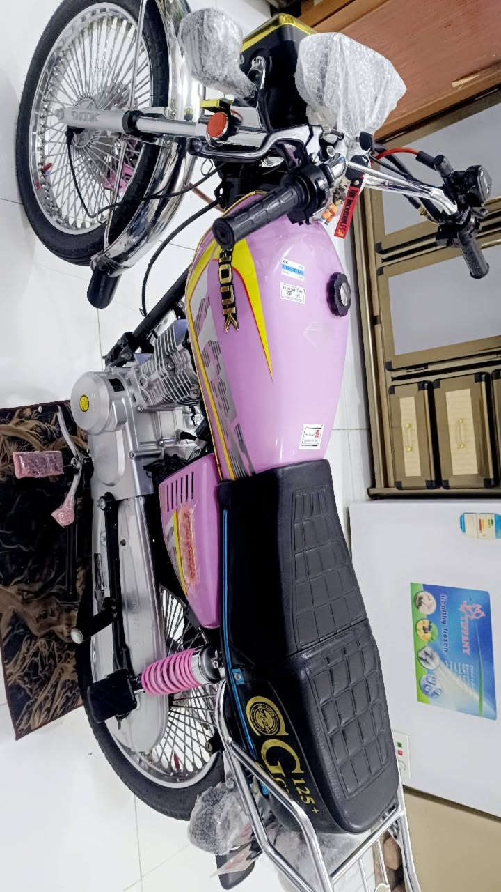 السلام عليكم تايكر موديل 2025 دراجه جديده بعدها بل جيس زلغ مابيه ام الختم شركت سونك باب اول الاصليه لون مميزه ورديه دراجه جديده وصل الوكيل وياها الشراري يتصل مكاني حله شاوي يم فلكت غرفت التجاره السعر مال بيع سعر البيع 675 وهذا رقمي للتصال ***********
