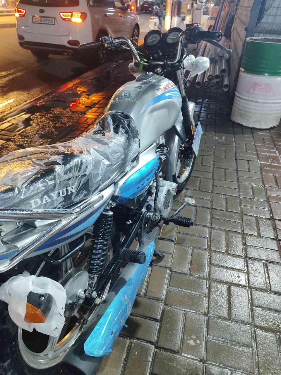 السلام عليكم شبابنه جماعت الدلفري
 كفاله كفاله💯
السعر مليون 100
دايون عضم موديل 22 طالعه بال 25 عله وضع البلاد دراجه بعده وكاله شرط  مكفوله برغي ممفتوح بيها  للعلم الدراجه قبل شهر  طلعت من وكيل  يعني موديل 25  مكينه  خرسه وعلي دراجه مكفوله اوراقها اصولي بوجهك للترقيم  كمرك مدفوع وكامل عليك بس ترقم تفيد جماعت الدلفري  شرط  ماتخسر بس دهن وبانزين كهربائيات كلها شغاله  الف ماتذب عليه عل وضع وكاله  وبيها مجال مكاني الدوره ***********/واتساب /اتصال
