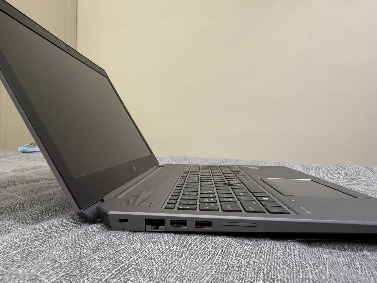 ⸻

💻 HP ZBook 15 G5 للبيع

🔹 معالج i7-8750H قوي
🔹 كرت شاشة منفصل NVIDIA ‏4GB + مدمج Intel
🔹 رام 16GB
🔹 هارد SSD ‏512GB سريع
🔹 شاشة 15.6
🔹 نظام Windows 11 Pro أصلي

✔️ يتحمل شغل ثقيل
✔️ مناسب تصميم، مونتاج، برامج هندسية
✔️ يشغل ألعاب متوسطة بدون مشاكل

📍 الجهاز نظيف وشغال تمام
📦 فئة Workstation أصلية مو جهاز عادي
 

***********
