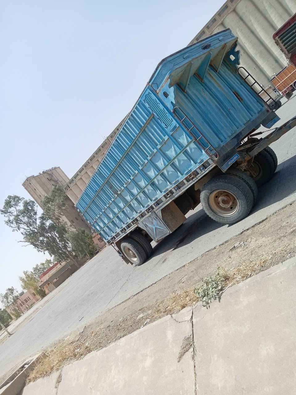 سلام عليكم عربانه للبيع الطول سبعه وربع ويل ٢٢ ونص دنكير برينه ناريه وهوا كلوه شغال المكان بعاج السعر ٩٠$ وبيها مجال قليل ***********
