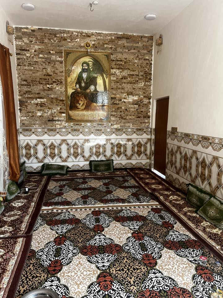 سلام عليكم بيت مساحه 264 حي المهندسين جهة الزراعي سند 25 يتكون من غرفتين وهول وبراني ومطبخ مجمع صحيات ومخزن صغير  وغرفه تاسيس فقط بناء طابوق عگادة السعر الاتصال على الرقم ***********
