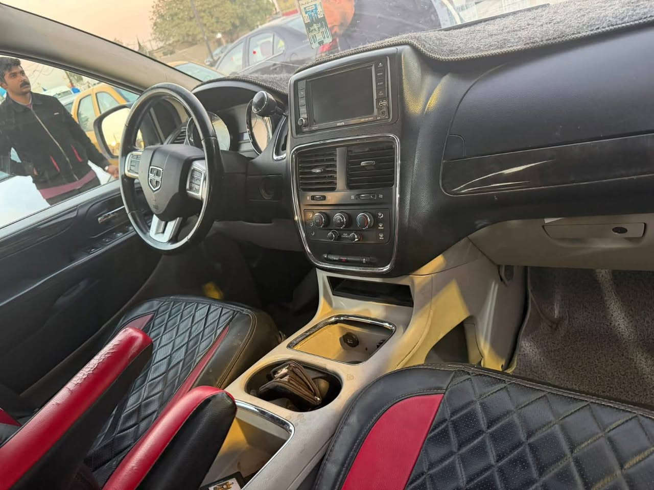 السلام عليكم 
دوج كرفان 2012 
3600 6v 
رقم ديالى دولي بسمي سنوية 29
شاشه سمارت + كامرة خلفية 
مكينة كير صدر تبريد كفالة🌹 وبالعافية على الياخذهة🌹
السعر ١١٩ورقة .مكان بغداد 
***********
