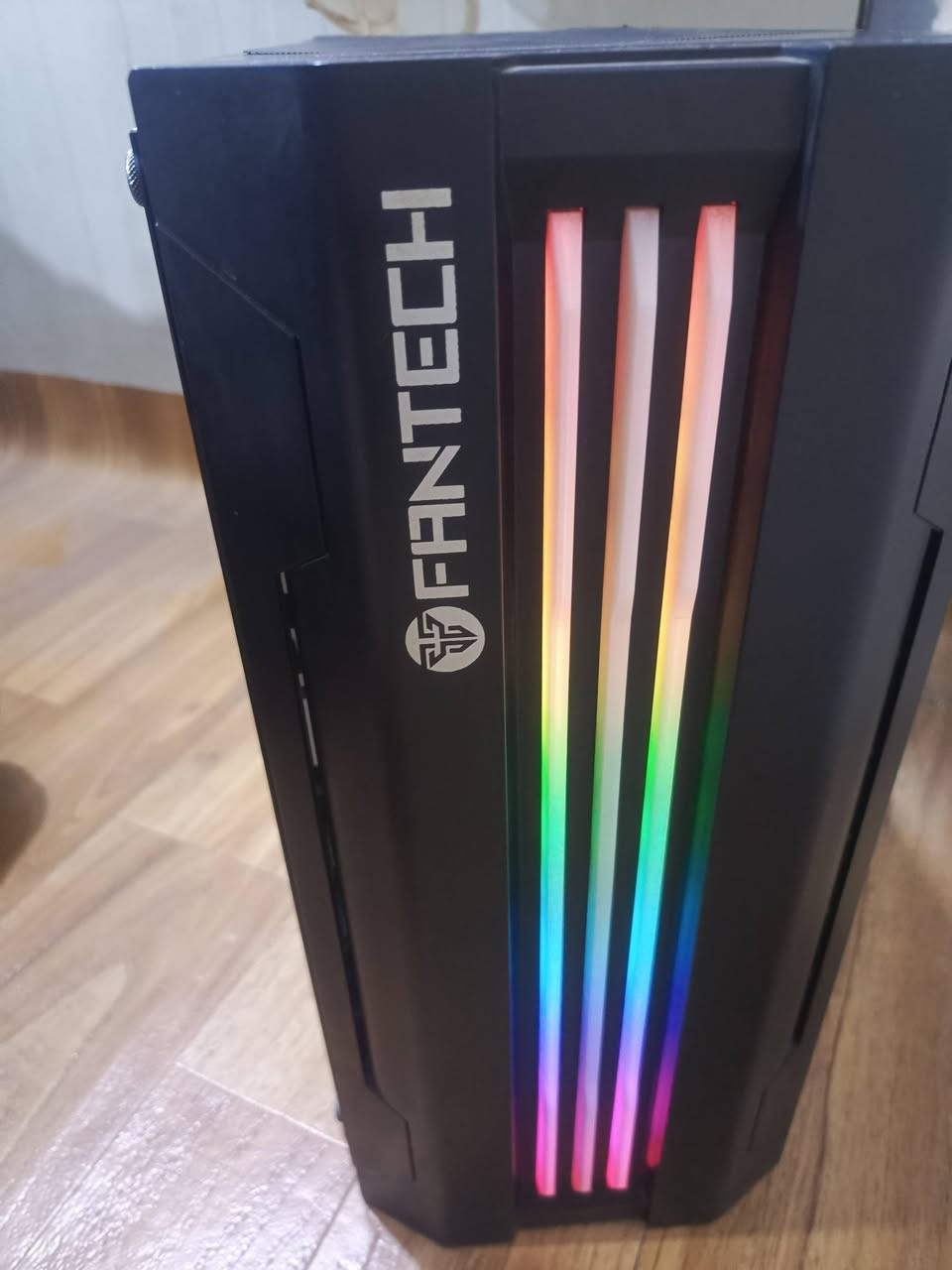 تجميعه العاب خرافية 
مواصفات 
i5 9400f 
 GPU 1660 6GB 3fan 
600w
RAM 16 DDR4 8.2
HARD 1TB=128 SSD
ويه مال الانترنيت هديه 
السعر 425 وبيه مجال وكلش نضيفه

***********
