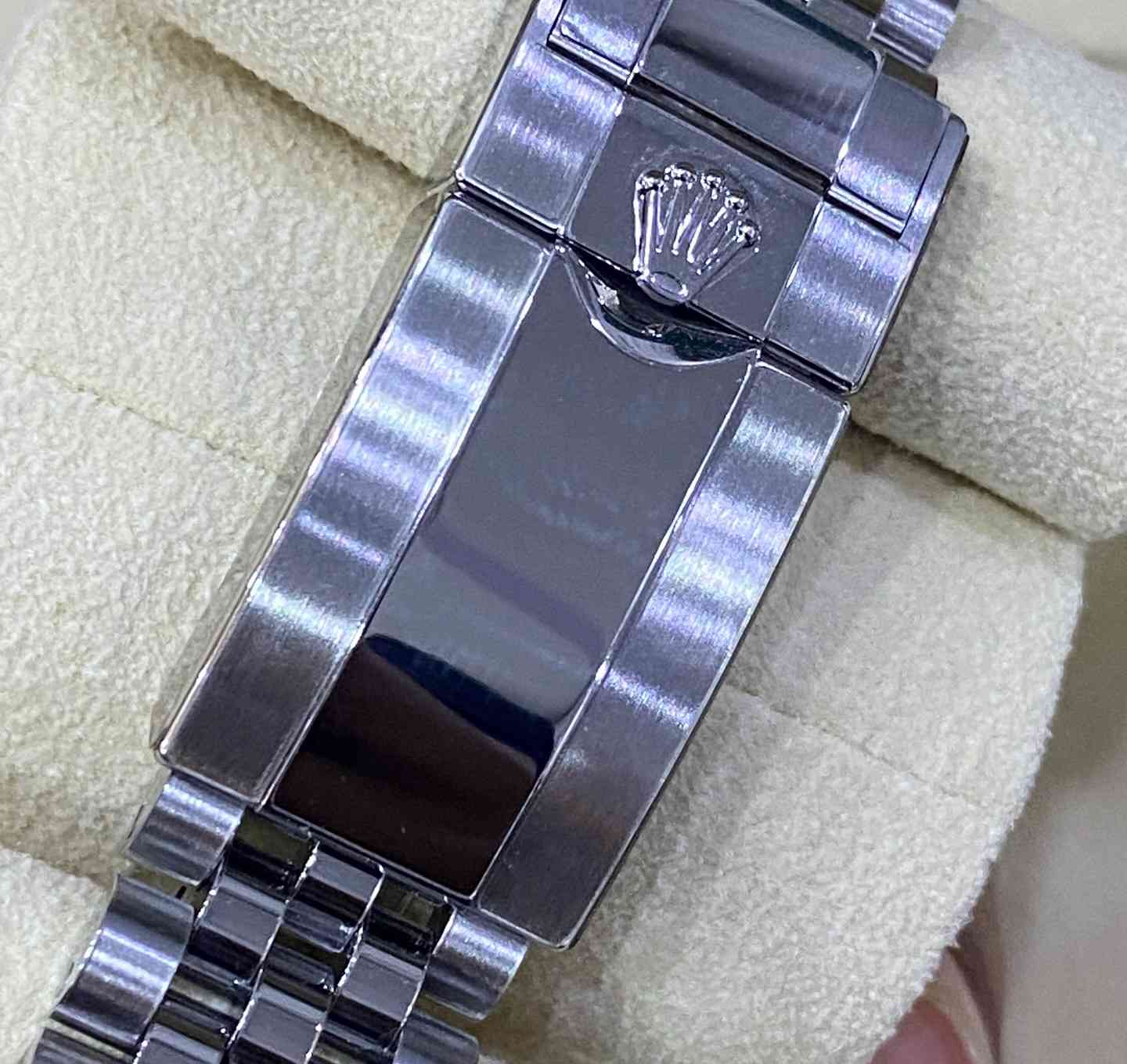 👑 Rolex GMT-Master II “Batman” | 2023
A Statement of Status. A Legacy of Value.

Not every watch is understood.
Some are acquired only by those who recognize true value beyond price.

We proudly present the iconic
Rolex GMT-Master II “Batman” – 2023 Model
A masterpiece that reflects power, precision, and refined taste.

▫️ 100% Genuine – Swiss Made
▫️ Full Set (Box & Original Papers)
▫️ Original factory protective stickers still intact
▫️ Official Rolex barcode present
▫️ Elegant Jubilee bracelet
▫️ Black dial with the legendary blue & black ceramic bezel
▫️ Exceptional collector-grade condition

✨ Globally recognized as a luxury asset that retains and appreciates in value,
this timepiece is a preferred choice among business leaders, investors, and serious collectors.

📍 Exclusively available at
mohamedwatchs – Basra, Iraq

📩 Serious inquiries only
Because rare pieces are never available for long.

⸻

Luxury Hashtags:
#Rolex #RolexGMT
#BatmanGMT #RolexCollector
#LuxuryWatches InvestmentWatch
HighEndLifestyle SwissMade
mohamedwatchs Basra IraqLuxury


**إذا كنت صاحب هذا الإعلان وتريد حذفه لأي سبب، رجاءا أرسل رسالة إلى الدعم الفني**