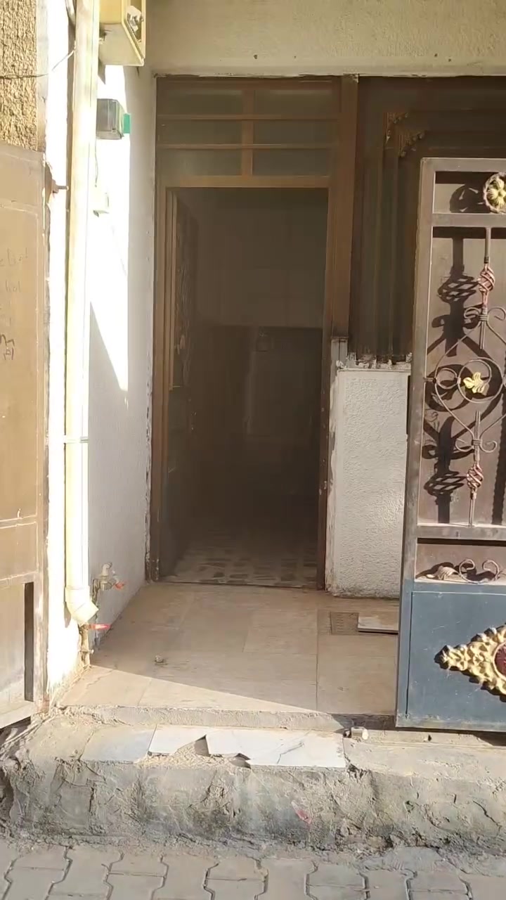 السلام عليكم
يتوفر دار نظيف اللايجار مساحة ٦٥م 

يحتوي على صالة مطبخ ٣ غرف نوم خدمات في الطابقين 

الموقع حي سومر 

اللاستفسار الاتصال

***********

***********
