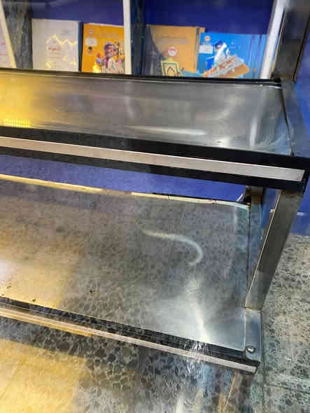 السلام عليكم عارضه كيك نضيفه وتبريد ثلج واضائه شغاله وكلش
حلوه ومرتبه بـ250 وبيها مجال 
مكاني بغداد عبيدي راسلني خاص او واتساب 
***********
